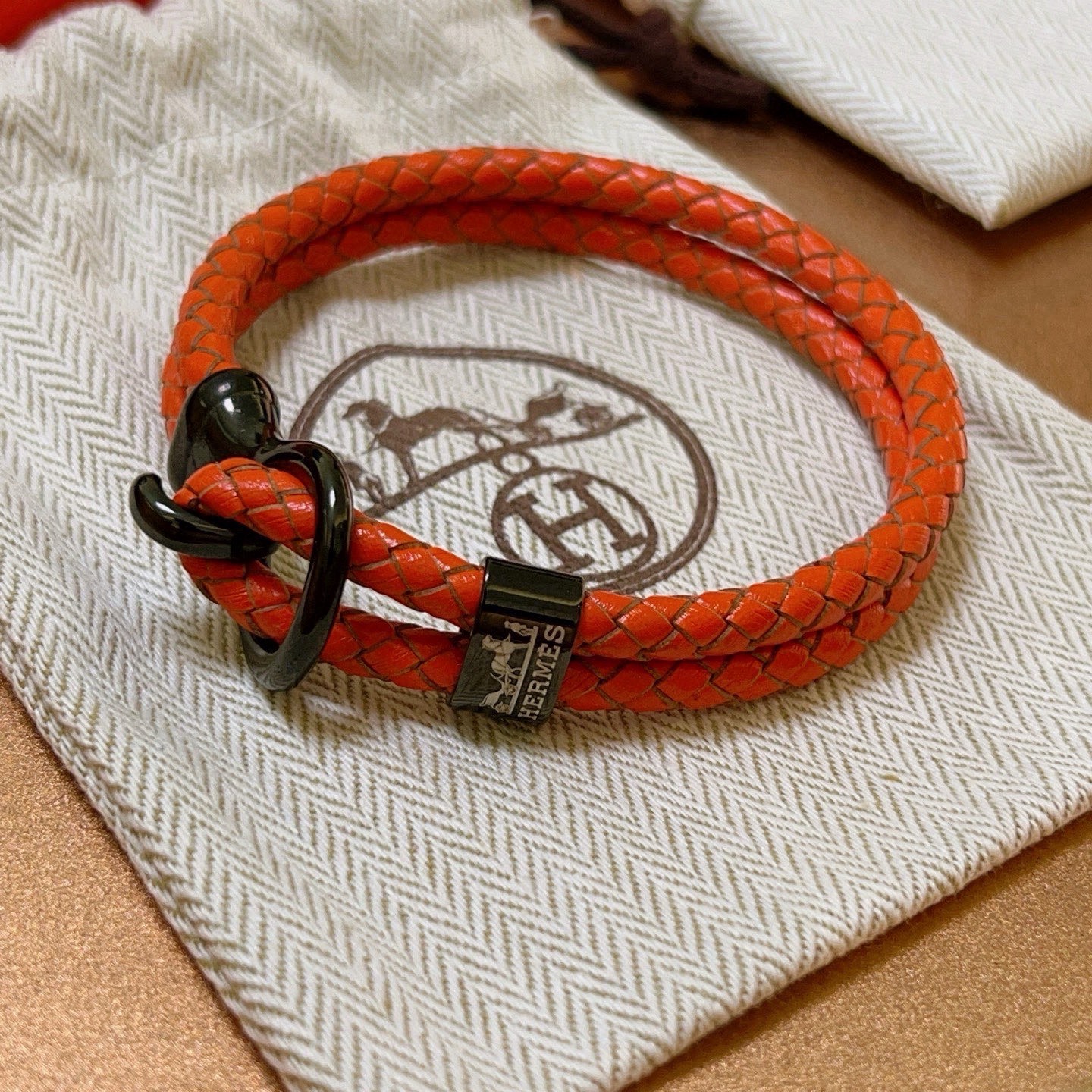 NO:582230,Batch New Products for Sale The latest model of Hermès bracelets, pure handmade top-grain cowhide material, is of a higher grade. The same model as the star's H series series, classic series bracelets. Bracelet size: 19.5>22 cm. The details are distressed. Non-market glossy version. This one has been out. The best-selling model in Hermès. Very good to match trendy clothes, jewelry boutiques, hermes, bracelet, cowhide.19860909批 新品发售 爱马仕手绳手环最新款纯手工头层牛皮材质档次更高明星同款H系列系列经典款系列手链手绳 手绳尺寸:19.5>22厘米 细节对版做旧处理 非市面亮面版型 这款一直在出 爱马仕里面热卖款 非常好搭配潮流衣服,饰品精品,hermes,bracelet,cowhide,Jewelry
