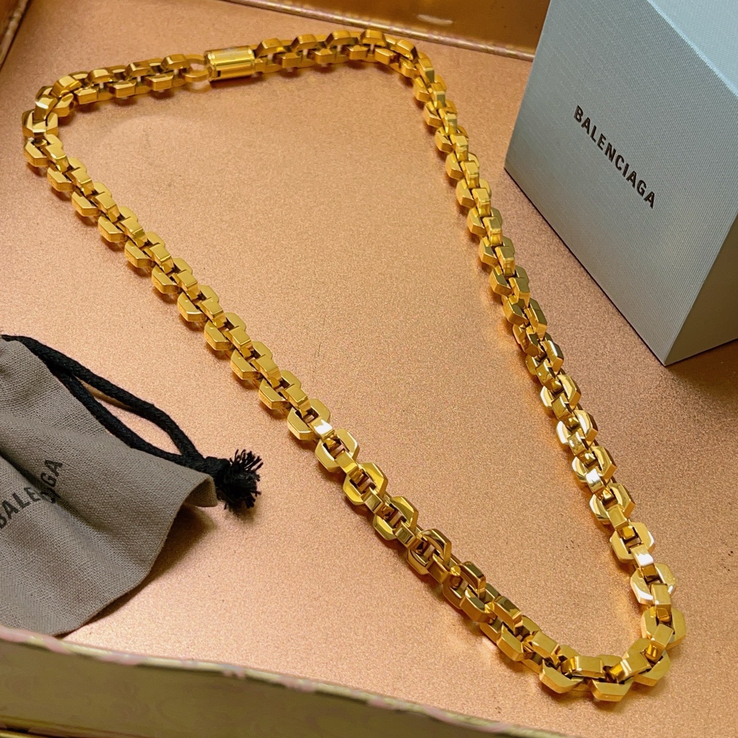 NO:575334,Batch of original goods, new products, Balenciaga necklace, Balenciaga new necklace counter, consistent details, fine workmanship, every detail process is in place, fine design craftsmanship, hot models shipped, unique design, retro style, Balenciaga necklace, will not fade any time you wear it, gold high-end goods, fine jewelry, balenciaga, balenciaga, necklace19860909批 原单货新品 巴黎世家项链 Balenciaga 新款项链专柜一致 细节做工精细 每个细节流程到位 设计工艺精细 火爆款出货 设计独特 复古风格 巴黎世家项链 任带不退色 咪金高端货,饰品精品,balenciaga,balenciaga,necklace,Jewelry