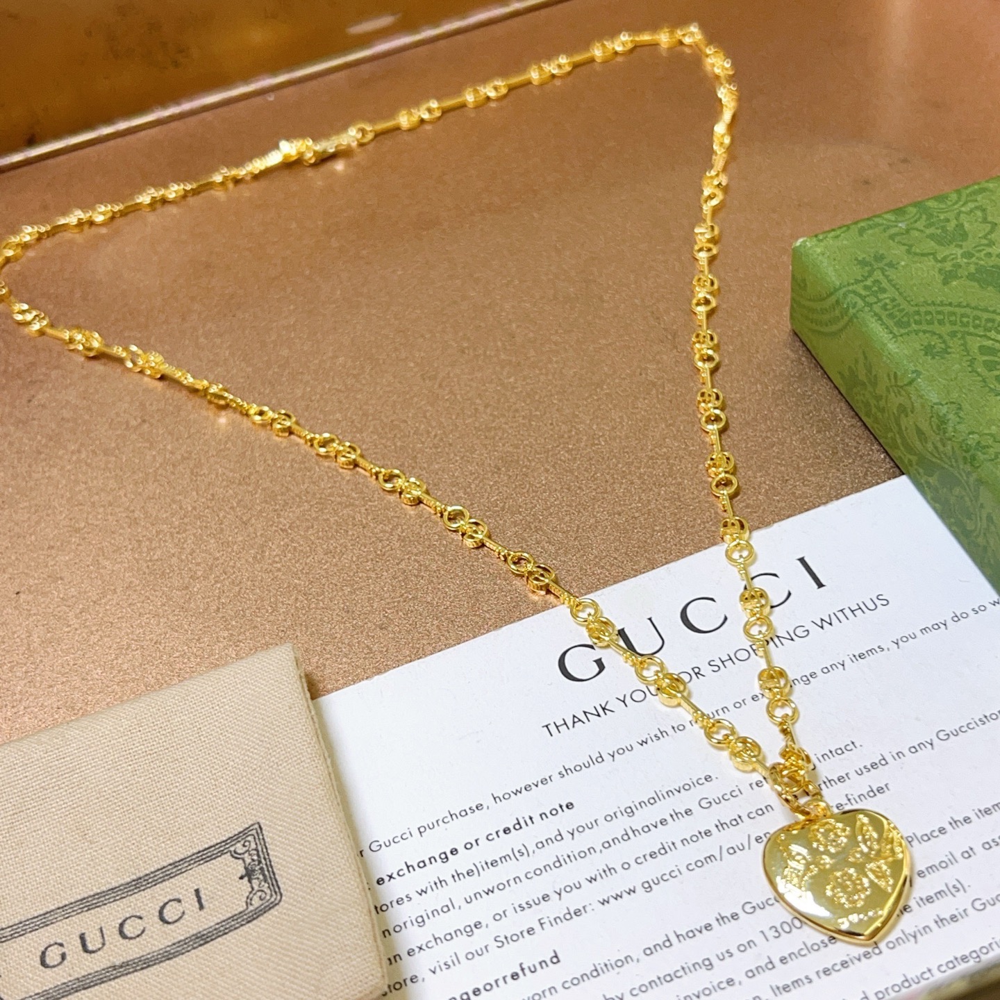 NO:582228,The latest series of Gucci necklaces has a higher grade chain. The same style as the Anger Forest gold series double G Gucci necklace for celebrities. The details are distressed. The shiny version is not available in the market. This model has been on the market. It is a best-selling model in Gucci. It is very good to match with trendy clothes, fine jewelry, gucci, necklace.19860909批 古驰项链最新款系列链条档次更高明星同款Anger Forest金色系列双G古驰项链 细节对版做旧处理 非市面亮面版型 这款一直在出 古驰里面热卖款 非常好搭配潮流衣服,饰品精品,gucci,necklace,Jewelry