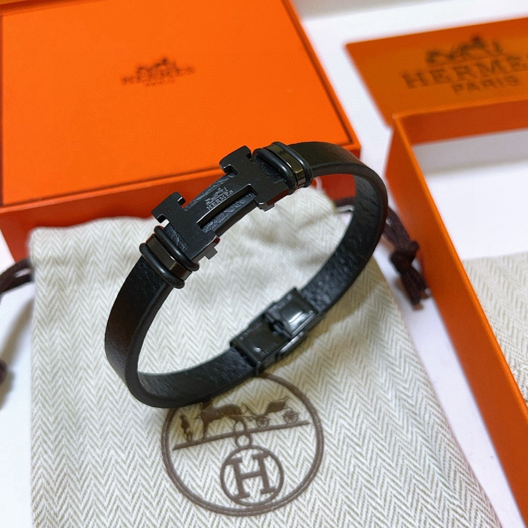 NO:582240,Batch New Products for Sale The latest model of Hermès bracelets made of pure hand-woven cowhide material is of a higher grade. The same style as the star H series series classic series bracelets. The details are matched with k gold processing. Non-market shiny version. This one has been out. The best-selling model in Hermès. Very good to match trendy clothes, jewelry boutiques, hermes, bracelet, cowhide.19860909批 新品发售 爱马仕手绳手环最新款纯手工编织牛皮材质档次更高明星同款H系列系列经典款系列手链手绳 细节对版k金处理 非市面亮面版型 这款一直在出 爱马仕里面热卖款 非常好搭配潮流衣服,饰品精品,hermes,bracelet,cowhide,Jewelry