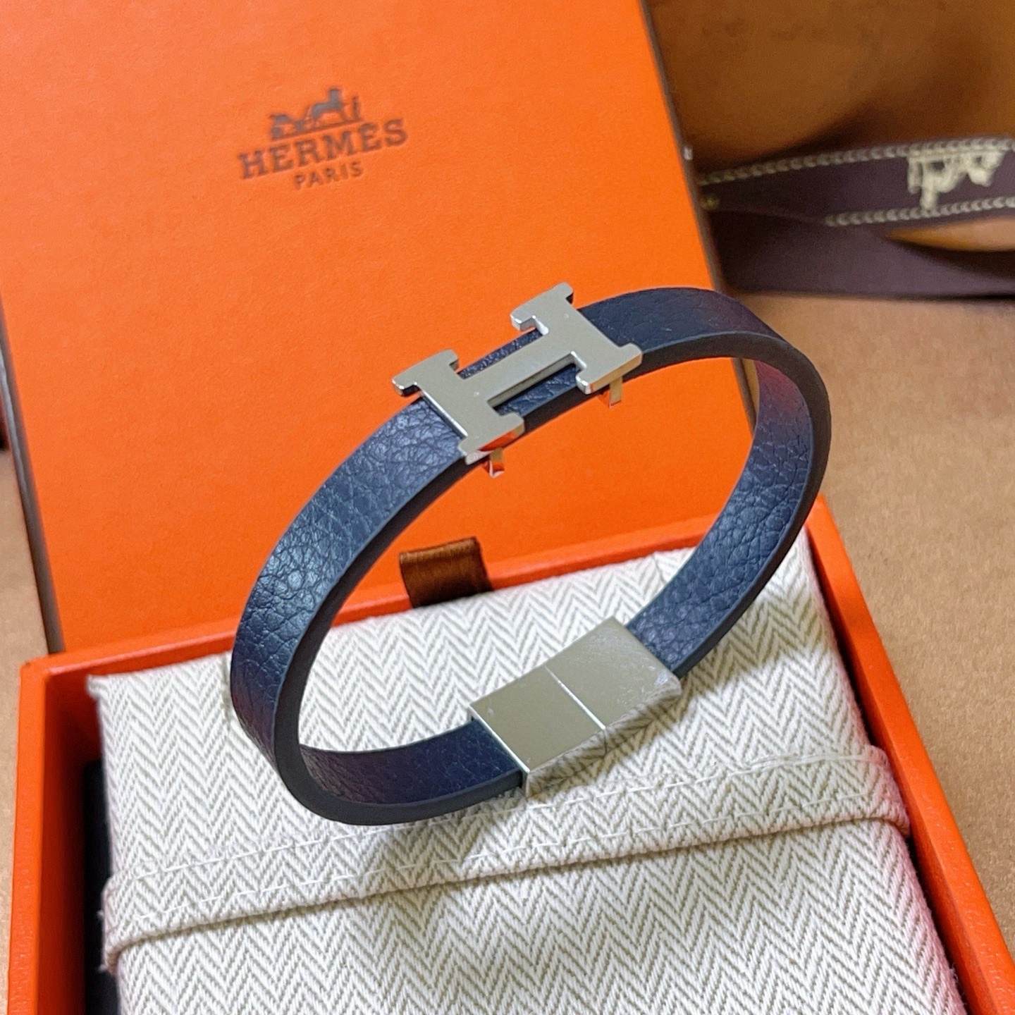 NO:582234,Batch New Product Release Hermès Leather Cord Bracelet The latest model of pure handmade leather material is of higher quality. The same style as the star Anger Forest series Hermès bracelet classic series 18k gold bracelet bracelet. The details are distressed. The non-market sand surface version. This one has been out. The best-selling model in Hermès. It is very good to match trendy clothes, high-quality jewelry, hermes, and bracelets.19860909批 新品发售 爱马仕皮绳手环最新款纯手工皮材质档次更高明星同款Anger Forest系列爱马仕手链经典款系列18k金手链手绳 细节对版做旧处理 非市面沙面版型 这款一直在出 爱马仕里面热卖款 非常好搭配潮流衣服,饰品精品,hermes,bracelet,Jewelry