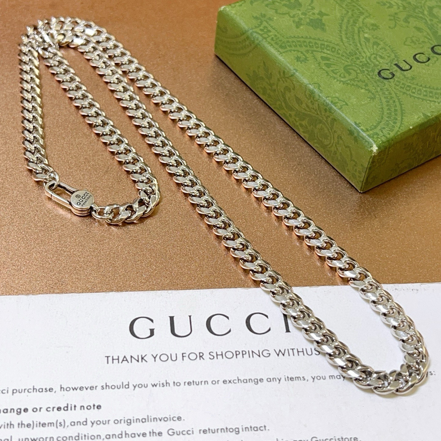 NO:582247,Batch, so handsome. The latest Gucci necklace in 2025 has a thicker chain and a higher grade. The same classic Anger Forest series double G new ring style Gucci necklace for celebrities. The chain length is 60 cm and the length can be changed. The details are distressed. The non-market shiny version. This has been out. It is a best-selling model in Gucci. It goes well with trendy clothes, high-quality jewelry, gucci, and necklace.19860909批 太帅啦 古驰项链2025最新款链条加粗档次更高明星同款经典款Anger Forest系列双G新款指环款古驰项链 链长60厘米可改长度 细节对版做旧处理 非市面亮面版型 这款一直在出 古驰里面热卖款 非常好搭配潮流衣服,饰品精品,gucci,necklace,Jewelry