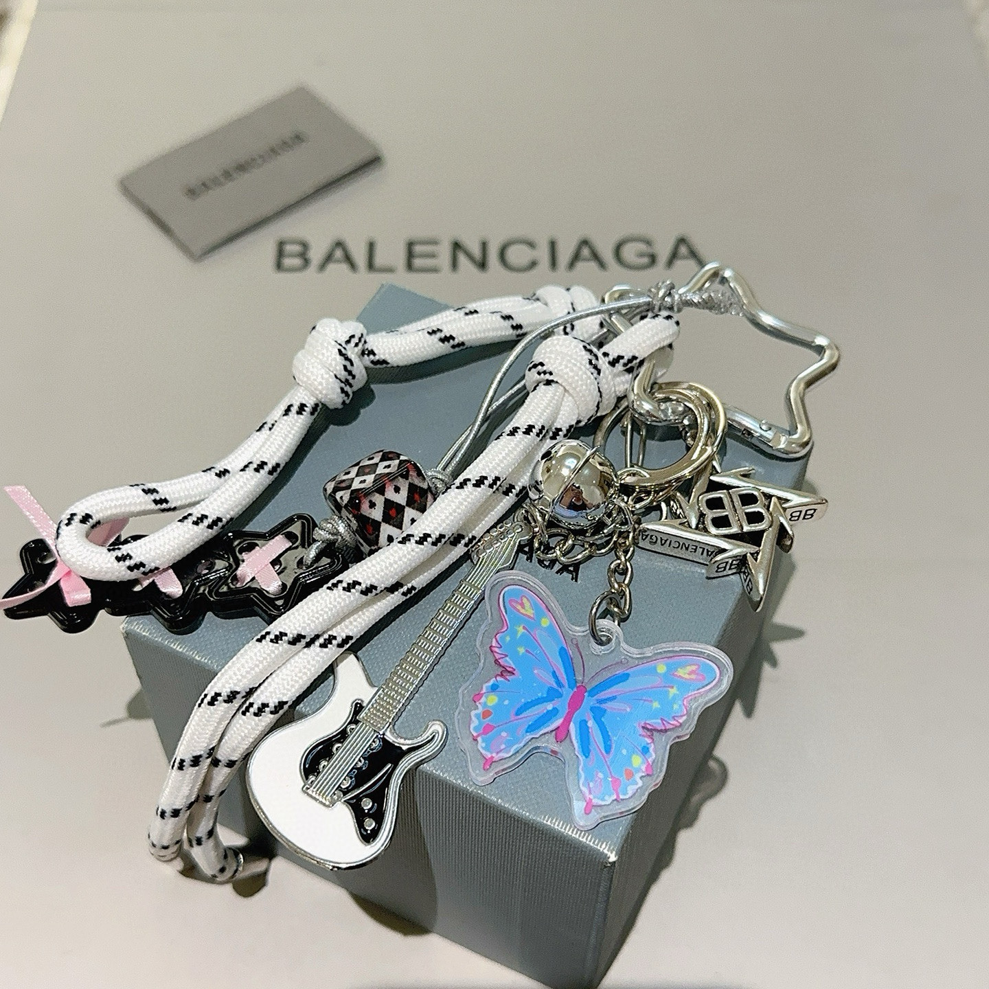 NO:582255,The first batch of new products released Balenciaga bag charm keychain Balenciaga keychain The latest bag charms are of a higher grade and are the same style as celebrities Classic co-branded design concept keychain series The details are distressed and not available in the market Glossy version This one has been on the market. The best-selling model in Balenciaga. Very good match with trendy backpacks, jewelry boutiques, balenciaga, backpacks, keychain19860909批新品发布 巴黎世家包包挂饰钥匙扣 巴黎世家钥匙扣 最新款包包挂饰档次更高明星同款 经典款联名设计理念钥匙扣系列 细节对版做旧处理 非市面亮面版型 这款一直在出 巴黎世家里面热卖款 非常好搭配潮流背包,饰品精品,balenciaga,backpacks,keychain,Jewelry