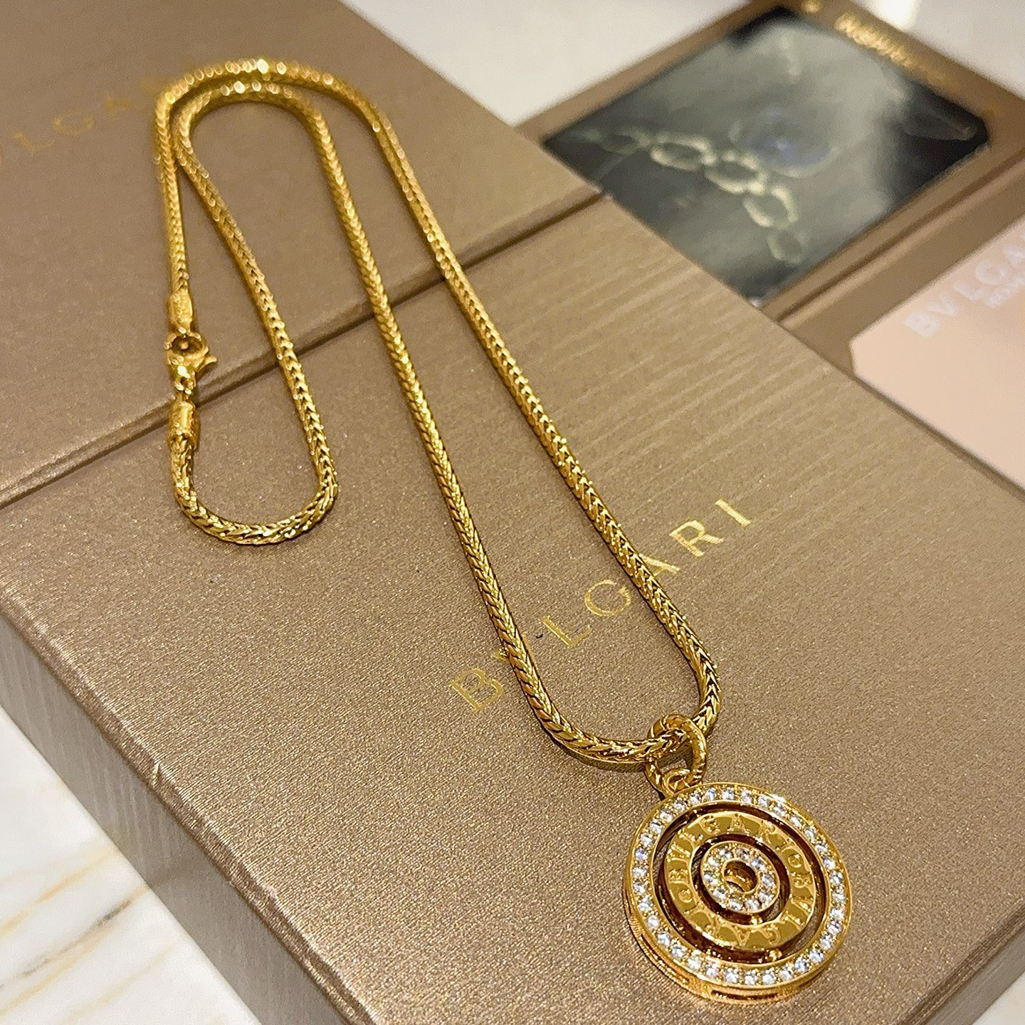 NO:575399,Batch Bulgari necklace V gold material BVLGARI BVLGARI DIVAS' DREAM series The appearance is perfect, the details are invincible, the unique color is completely impeccable, and it is decorated with a classic ring shape design, which is simple yet elegant and eye-catching. The combination of V gold is more elegant, and the upper body is elegant and attractive. The same style for men and women. Bulgari necklaces come and go, fine jewelry, bottega veneta, bvlgari, bvlgari, necklace19860909批 宝格丽项链V金材质 BVLGARI宝格丽 DIVAS‘ DREAM 系列 品相完美,细节无敌,那种独特的色泽完全无可挑剔,再缀以经典指环外形设计,简约之余却又优雅夺目,V金的组合更显气色,上身雅致动人.男女同款 宝格丽项链时来运转,饰品精品,bottega veneta,bvlgari,bvlgari,necklace,Jewelry