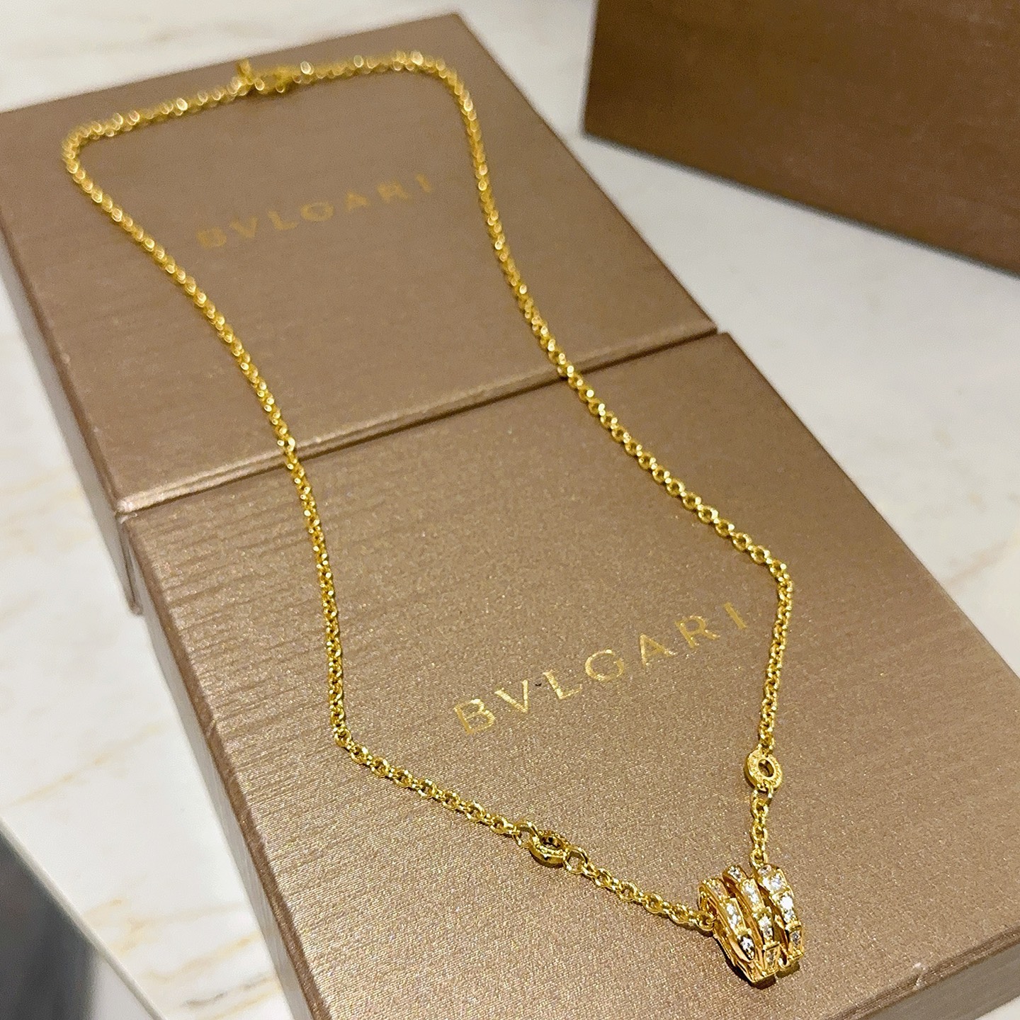 NO:582260,Batch Bulgari necklace V gold material BVLGARI BVLGARI DIVAS’ DREAM series The appearance is perfect, the details are invincible, the unique color is completely impeccable, and it is decorated with a classic ring shape design, which is simple yet elegant and eye-catching. The combination of V gold is more elegant, and the upper body is elegant and attractive. Same style for men and women. Bvlgari necklaces, jewelry boutiques, bottega veneta, bvlgari, bvlgari, necklace19860909批 宝格丽项链V金材质 BVLGARI宝格丽 DIVAS‘ DREAM 系列 品相完美,细节无敌,那种独特的色泽完全无可挑剔,再缀以经典指环外形设计,简约之余却又优雅夺目,V金的组合更显气色,上身雅致动人.男女同款 宝格丽项链,饰品精品,bottega veneta,bvlgari,bvlgari,necklace,Jewelry