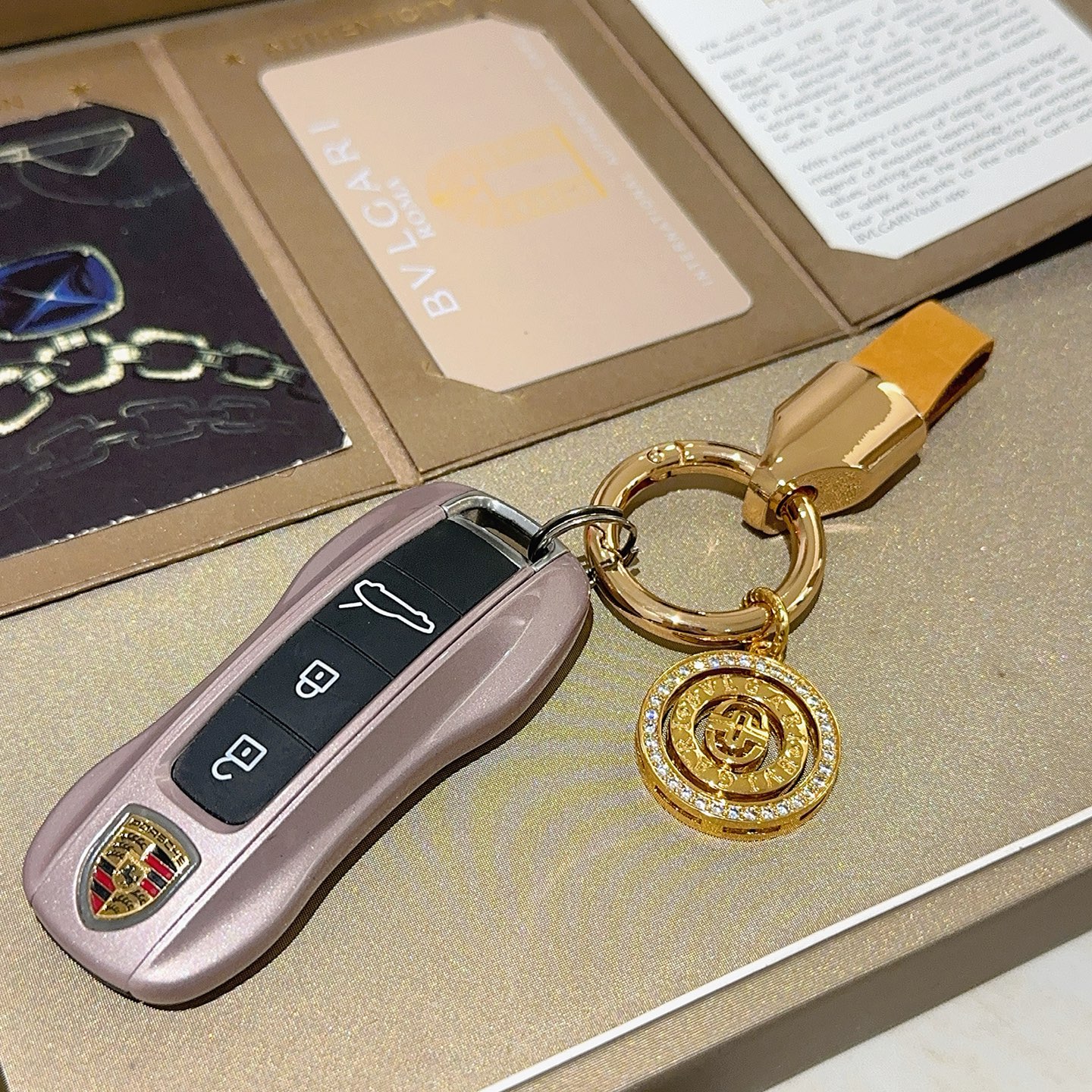 NO:582263,Batch of new products released Bvlgari bag charm keychain Bvlgari keychain The latest bag charms are of a higher grade and are the same style as celebrities Classic co-branded design concept keychain series Details are distressed and not available in the market Glossy version This one has been on the market Best-selling model in Bvlgari Very good match with trendy backpacks, jewelry boutiques, bvlgari, backpacks, keychain19860909批新品发布 宝格丽包包挂饰钥匙扣 宝格丽钥匙扣 最新款包包挂饰档次更高明星同款 经典款联名设计理念钥匙扣系列 细节对版做旧处理 非市面亮面版型 这款一直在出 宝格丽里面热卖款 非常好搭配潮流背包,饰品精品,bvlgari,backpacks,keychain,Jewelry