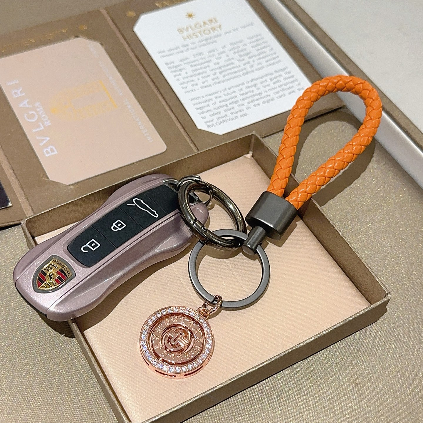 NO:582826,Batch of new products released Bvlgari bag charm keychain Bvlgari keychain The latest bag charms are of a higher grade and are the same style as celebrities Classic co-branded design concept keychain series Details are distressed and not available in the market Glossy version This one has been on the market Best-selling model in Bvlgari Very good match with trendy backpacks, jewelry boutiques, bvlgari, backpacks, keychain19860909批新品发布 宝格丽包包挂饰钥匙扣 宝格丽钥匙扣 最新款包包挂饰档次更高明星同款 经典款联名设计理念钥匙扣系列 细节对版做旧处理 非市面亮面版型 这款一直在出 宝格丽里面热卖款 非常好搭配潮流背包,饰品精品,bvlgari,backpacks,keychain,Jewelry