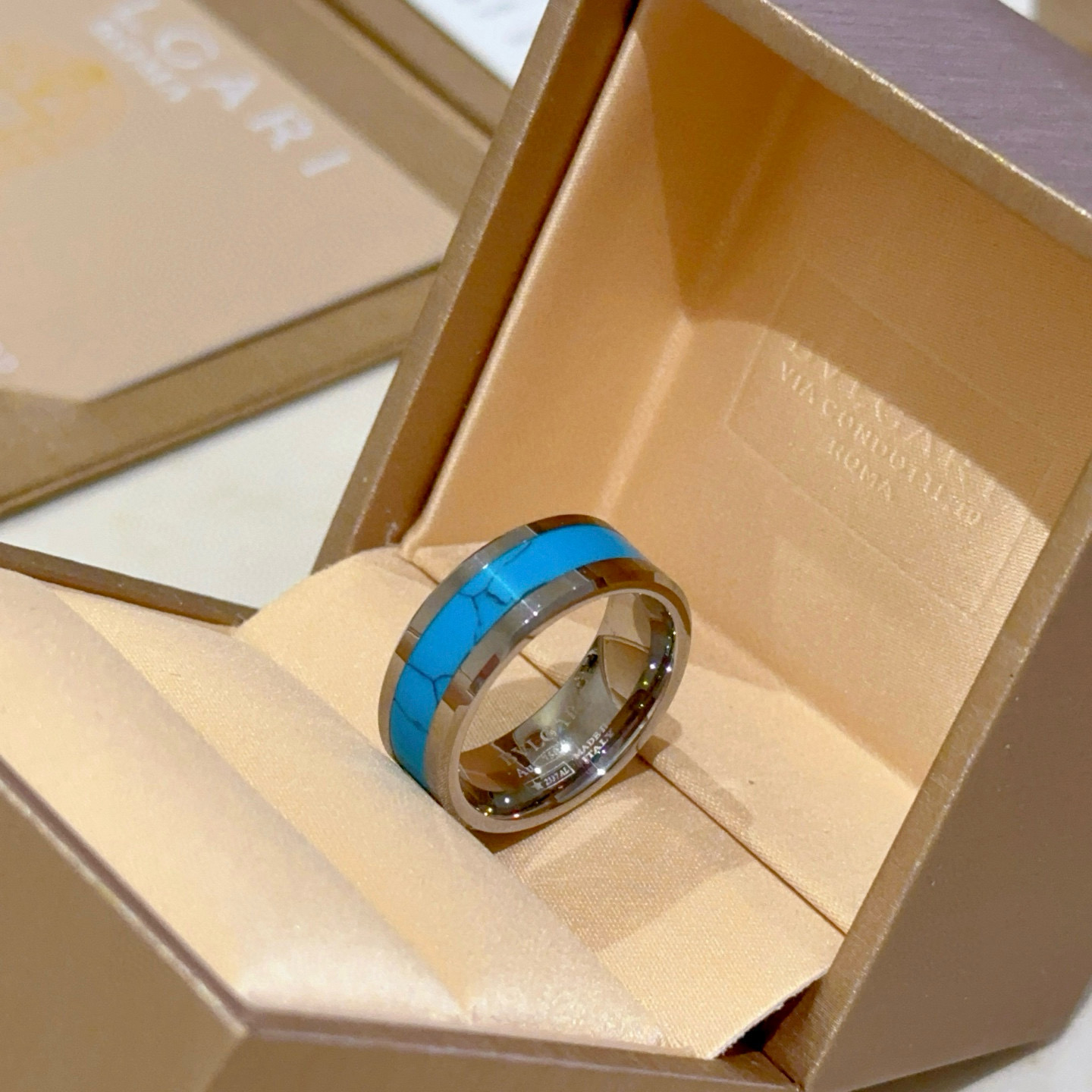 NO:582829,Batch. Bvlgari necklace V gold material. BVLGARI DIVAS’ DREAM series inlaid with natural turquoise. Perfect appearance, unparalleled details. The unique color is completely impeccable. It is decorated with a classic ring shape design. It is simple yet elegant and eye-catching. The combination of platinum adds more color, and the upper body is elegant and moving. Same style for men and women. Bvlgari ring code number: 789 10 11  Heavy texture, fine jewelry, bottega veneta, bvlgari, bvlgari, necklace, ring19860909批.宝格丽项链V金材质.BVLGARI宝格丽 DIVAS‘ DREAM 系列 镶嵌天然绿松石 品相完美,细节无敌,那种独特的色泽完全无可挑剔,再缀以经典指环外形设计,简约之余却又优雅夺目,铂金的组合更显气色,上身雅致动人.男女同款 宝格丽戒指 码数: 789 10 11 质感沉甸甸,饰品精品,bottega veneta,bvlgari,bvlgari,necklace,ring,Jewelry