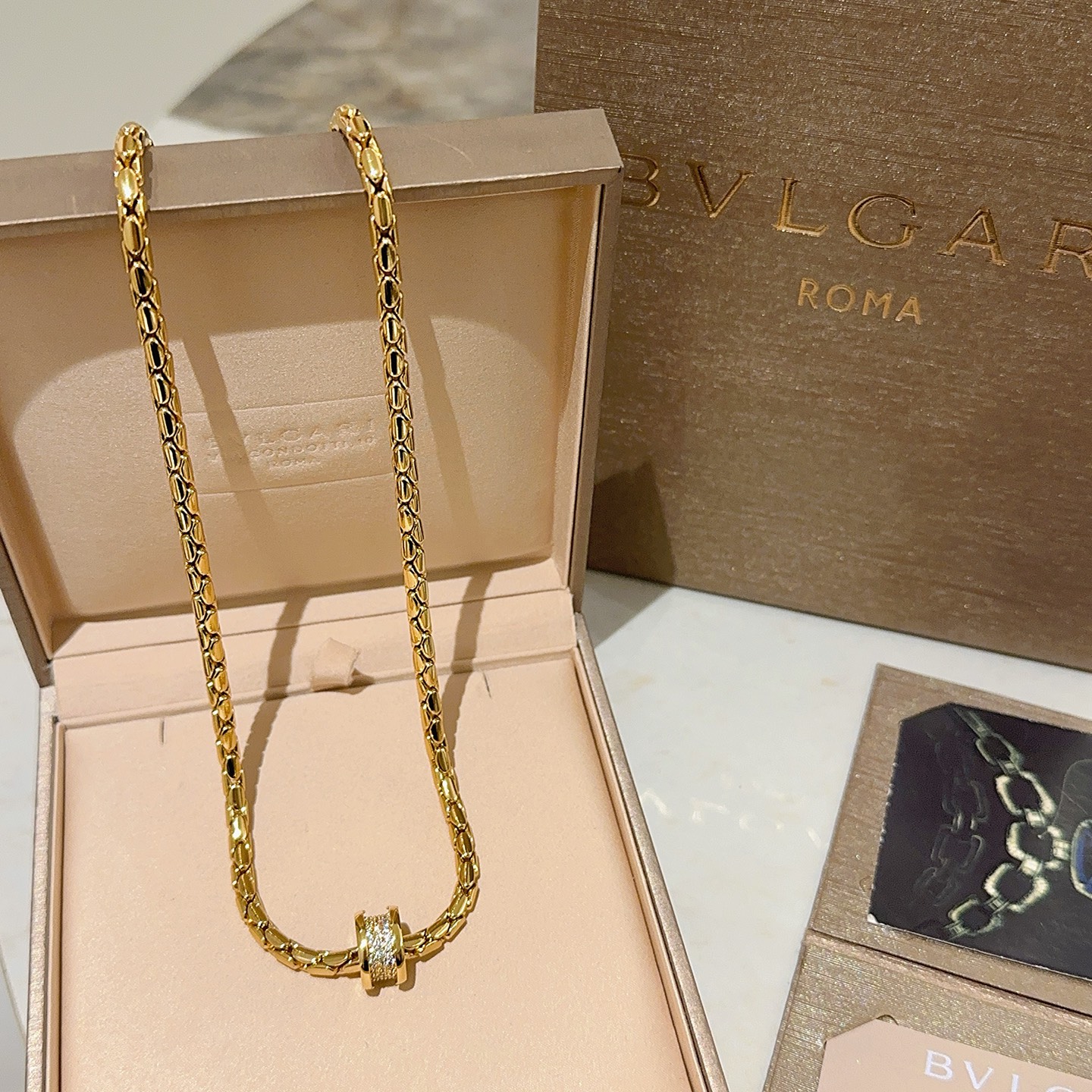 NO:582838,Batch Bulgari necklace V gold material BVLGARI BVLGARI DIVAS’ DREAM series The appearance is perfect, the details are invincible, the unique color is completely impeccable, and it is decorated with a classic ring shape design, which is simple yet elegant and eye-catching. The combination of V gold is more elegant, and the upper body is elegant and attractive. Same style for men and women. Bvlgari necklaces, jewelry boutiques, bottega veneta, bvlgari, bvlgari, necklace19860909批 宝格丽项链V金材质 BVLGARI宝格丽 DIVAS‘ DREAM 系列 品相完美,细节无敌,那种独特的色泽完全无可挑剔,再缀以经典指环外形设计,简约之余却又优雅夺目,V金的组合更显气色,上身雅致动人.男女同款 宝格丽项链,饰品精品,bottega veneta,bvlgari,bvlgari,necklace,Jewelry