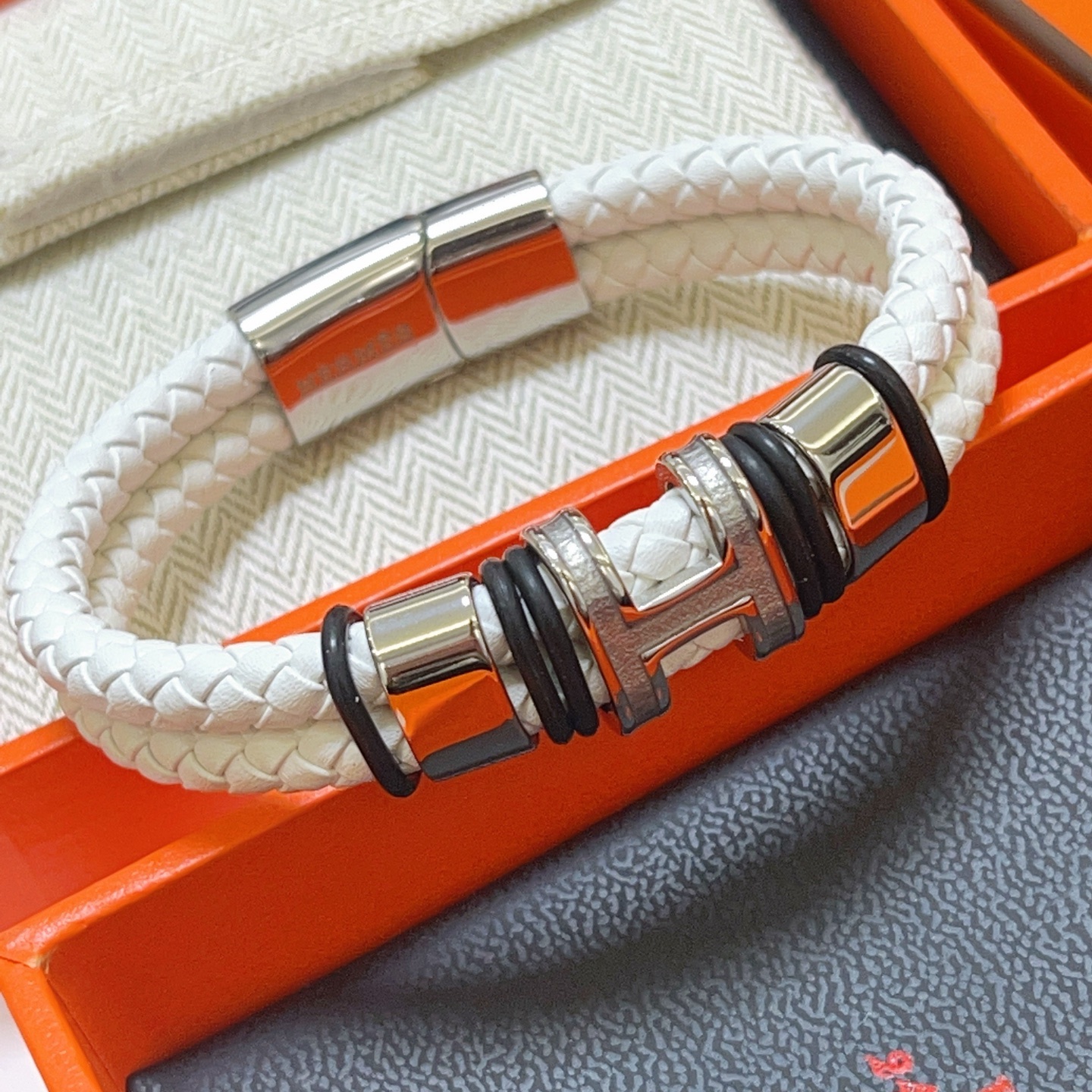 NO:582841,Batch New Product Release Hermès Leather Cord Bracelet The latest model of pure handmade leather material is of higher quality. The same style as the star Anger Forest series Hermès bracelet classic series 18k gold bracelet bracelet. The details are distressed. The non-market sand surface version. This one has been out. The best-selling model in Hermès. It is very good to match trendy clothes, high-quality jewelry, hermes, and bracelets.19860909批 新品发售 爱马仕皮绳手环最新款纯手工皮材质档次更高明星同款Anger Forest系列爱马仕手链经典款系列18k金手链手绳 细节对版做旧处理 非市面沙面版型 这款一直在出 爱马仕里面热卖款 非常好搭配潮流衣服,饰品精品,hermes,bracelet,Jewelry
