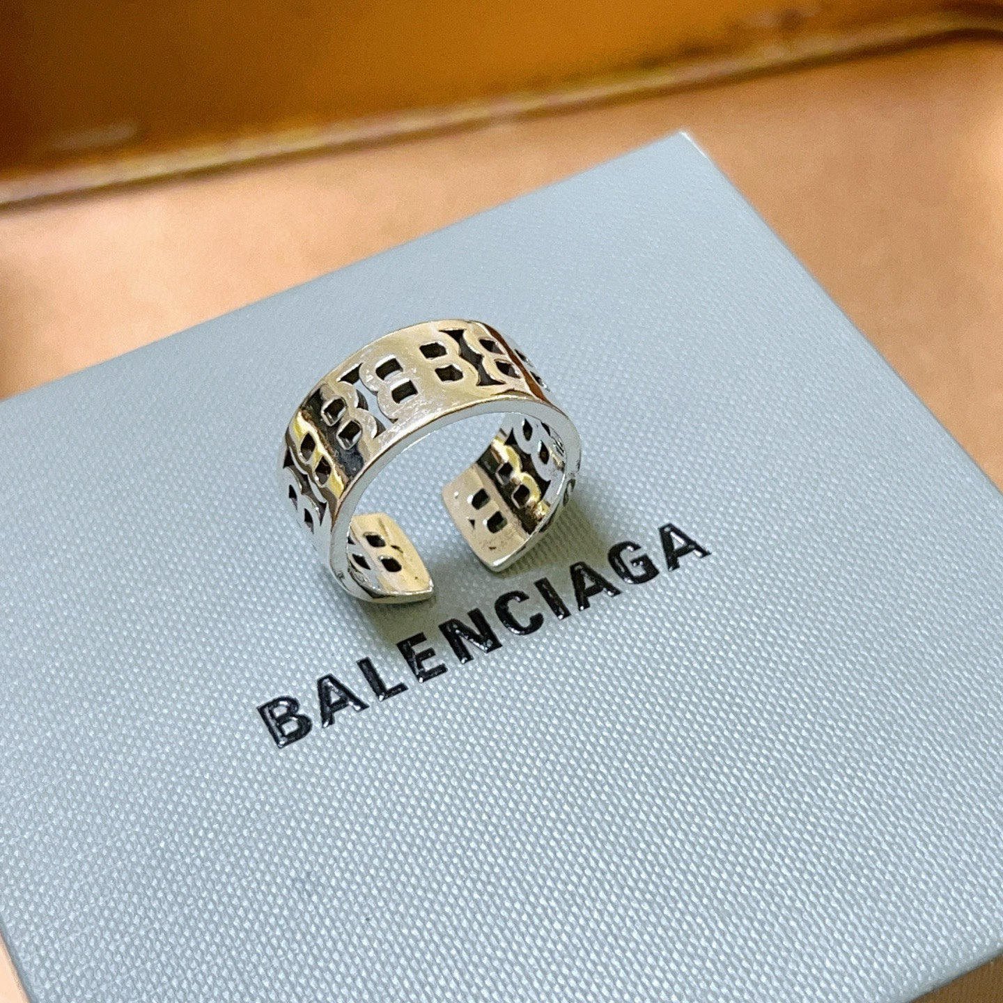NO:575497,Batch. Original new product Balenciaga ring Balenciaga ring counter consistent Balenciaga ring hot model shipped unique design avant-garde super shiny V gold, jewelry boutique, balenciaga, balenciaga, ring19860909批. 原单货新品 巴黎世家戒指 Balenciaga戒指专柜一致巴黎世家戒指火爆款出货 设计独特 前卫 超级闪亮的V金,饰品精品,balenciaga,balenciaga,ring,Jewelry