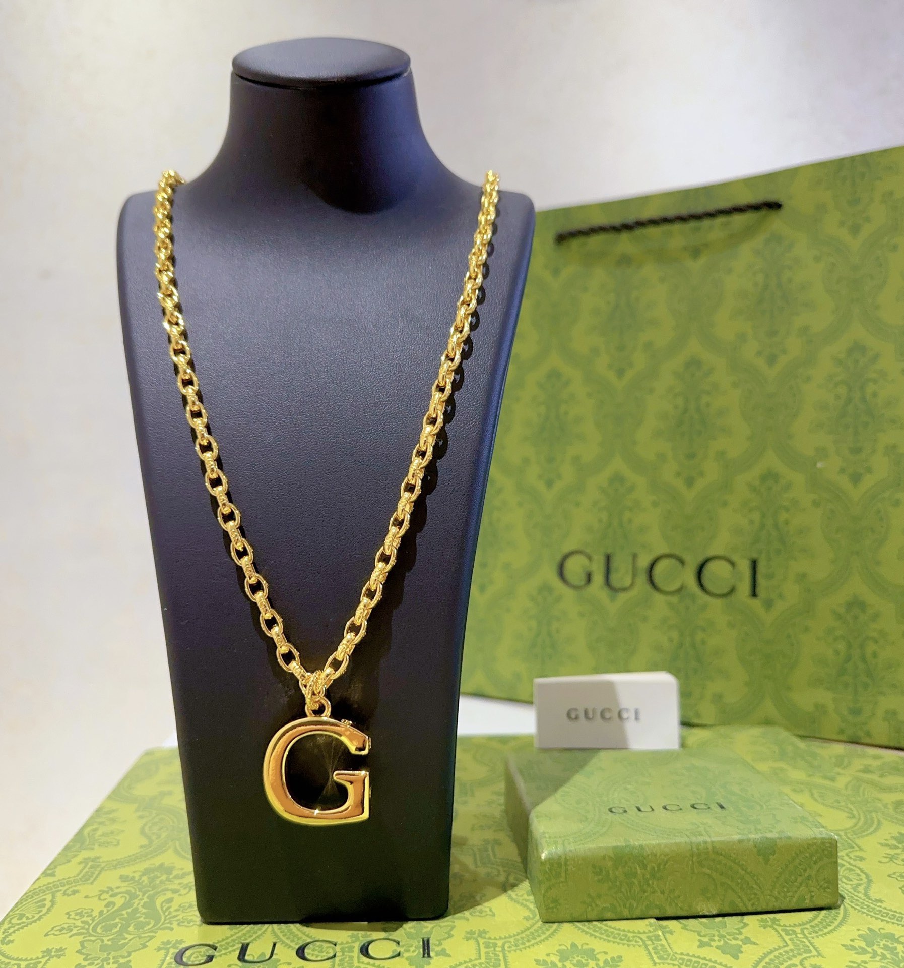 NO:575508,Batch Gucci necklace's latest chain has a higher grade. The same style as the star's Anger Forest series double G Gucci necklace. The chain length is 60 cm and the length can be changed. Gucci gold necklace European and American trend style. The details are distressed. The non-market glossy version. This one has been on the market. It is a best-selling model in Gucci. It is very good to match with trendy clothes, fine jewelry, gucci, necklace.19860909批 古驰项链最新款链条档次更高明星同款Anger Forest系列双G古驰项链 链长60厘米可改长度 古驰金色项链欧美潮流风 细节对版做旧处理 非市面亮面版型 这款一直在出 古驰里面热卖款 非常好搭配潮流衣服,饰品精品,gucci,necklace,Jewelry