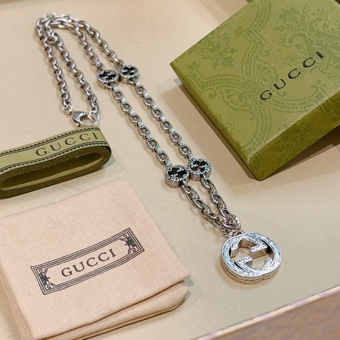 NO:582857,Batch Gucci necklace’s latest chain has a higher grade. The same style as the Anger Forest series double G Gucci necklace for celebrities. The chain length is 60 cm and the length can be changed. The details are distressed. The shiny version is not available in the market. This model has been on the market. It is the best-selling model in Gucci. It is very good to match with trendy clothes, fine jewelry, gucci, and necklace.19860909批 古驰项链最新款链条档次更高明星同款Anger Forest系列双G古驰项链 链长60厘米可改长度 细节对版做旧处理 非市面亮面版型 这款一直在出 古驰里面热卖款 非常好搭配潮流衣服,饰品精品,gucci,necklace,Jewelry
