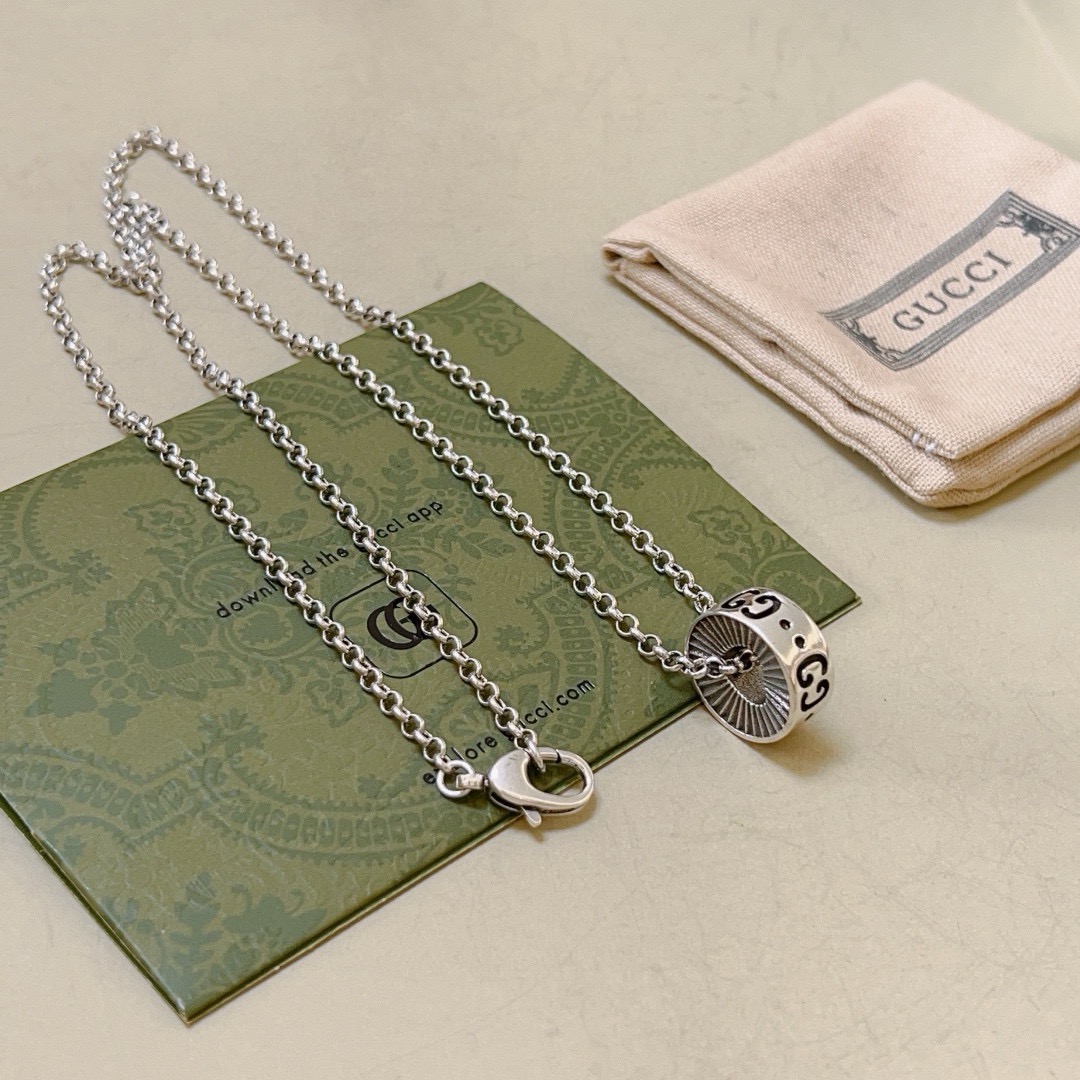 NO:582866,Batch, do not explode, douyin is the first choice for Internet celebrities to bring goods. The latest chain of Gucci necklaces is of higher quality. The same style as the Anger Forest series double g design concept retro pattern necklace for celebrities. It makes high-end clothes more elegant and more brand-like and personalized when going out. The details are distressed. The non-market glossy version. This one has been out. The best-selling model in Gucci. Very easy to match, fine jewelry, gucci, necklace.19860909批  不爆不发 抖音带货网红首选 古驰项链最新款链条档次更高明星同款Anger Forest系列双g设计理念复古图案项链 让高档的衣服搭配更有气质 出去更有牌面和个性 细节对版做旧处理 非市面亮面版型 这款一直在出 古驰里面热卖款 非常好搭配,饰品精品,gucci,necklace,Jewelry