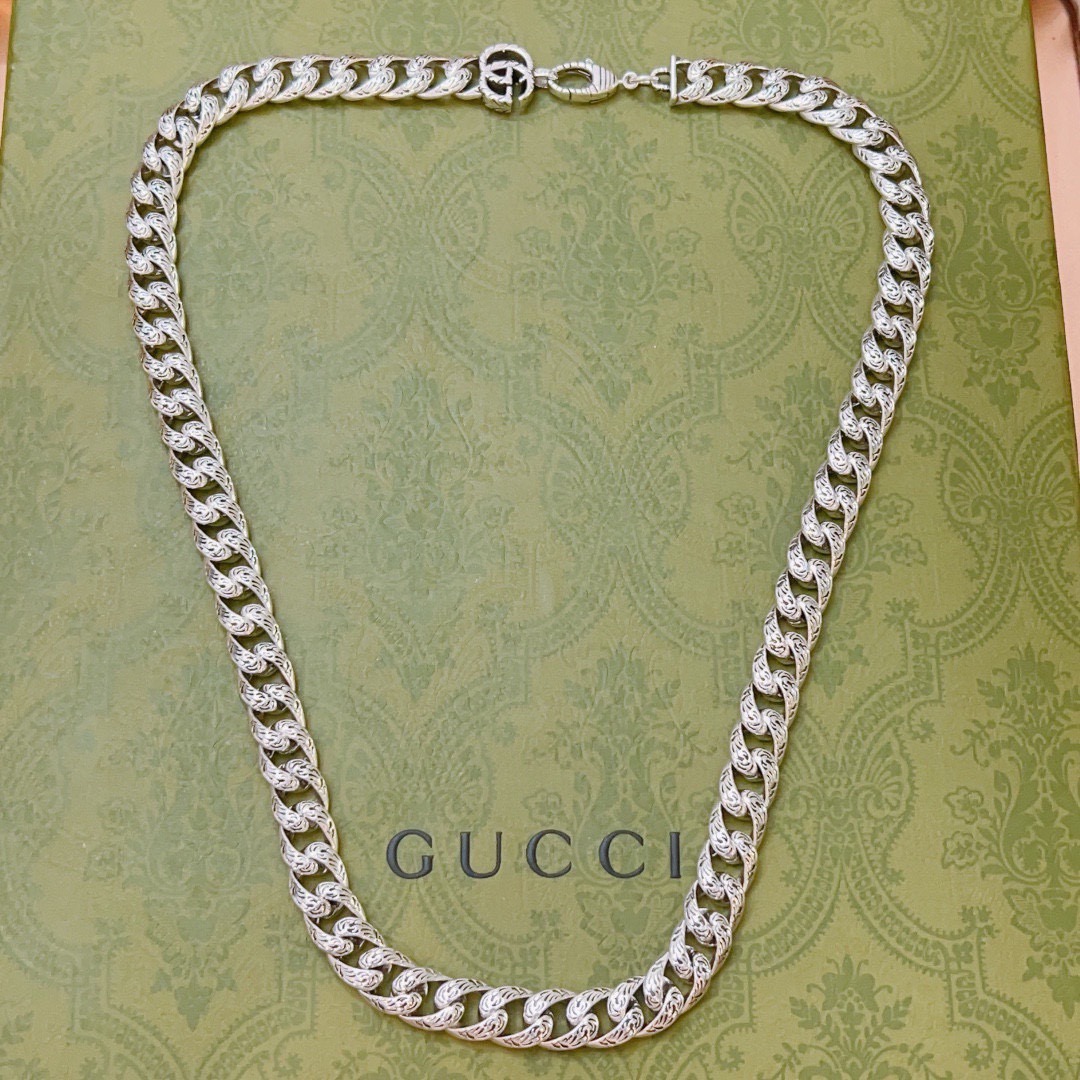 NO:582848,Batch Gucci necklace's latest chain has a higher grade. The same model as the star's Anger Forest series double G Gucci necklace. The chain length is 60 cm and can be changed in length. Gucci full G retro necklace in European and American fashion style. The details are distressed. The shiny version is not available in the market. This one has been out. It is a best-selling model in Gucci. It is very good to match with trendy clothes, fine jewelry, gucci, necklace.19860909批 古驰项链最新款链条档次更高明星同款Anger Forest系列双G古驰项链 链长60厘米可改长度 古驰满G复古项链欧美潮流风 细节对版做旧处理 非市面亮面版型 这款一直在出 古驰里面热卖款 非常好搭配潮流衣服,饰品精品,gucci,necklace,Jewelry
