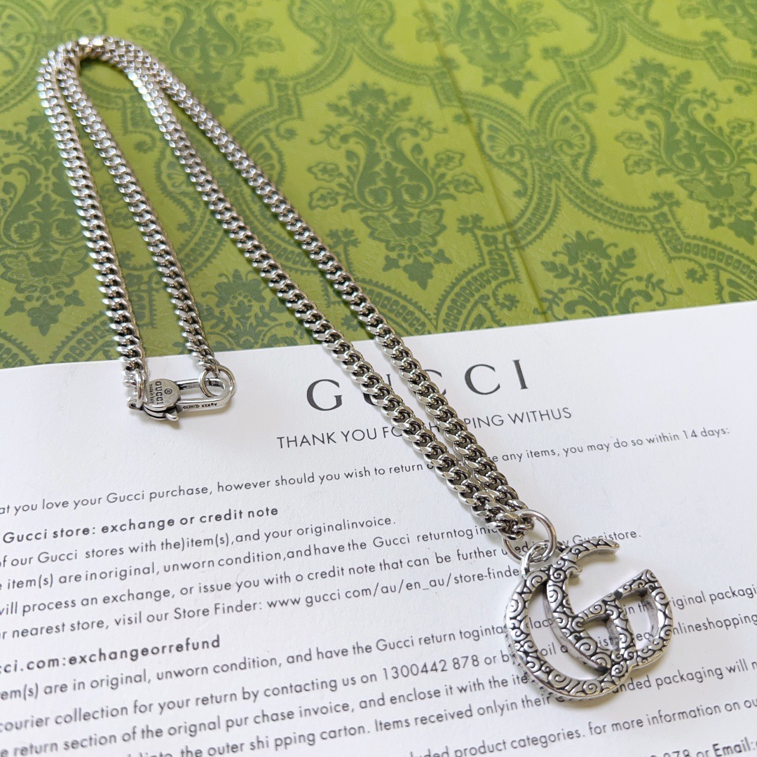 NO:582851,The latest Gucci necklace has a higher grade. The same style as the Anger Forest series for celebrities. The new Gucci necklace. Pay attention to the exclusive details and craftsmanship. The length of the chain is 60 cm and the length can be changed. The details are distressed. The shiny version is not available in the market. This model has been on the market. It is a best-selling model in Gucci. It is very good to match with trendy clothes, fine jewelry, Gucci, and necklace.19860909批古驰项链最新款链条档次更高明星同款Anger Forest系列新款古驰项链.认准独家细节工艺 链长60厘米可改长度 细节对版做旧处理 非市面亮面版型 这款一直在出 古驰里面热卖款 非常好搭配潮流衣服,饰品精品,gucci,necklace,Jewelry