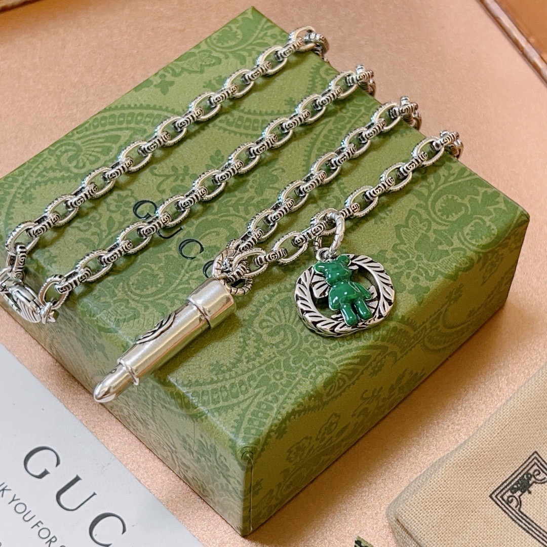 NO:582873,Batch Gucci green gray violent bear necklace Gucci necklace 2025 latest chain with higher grade Star same style Anger Forest series double G violent bear Gucci necklace Chain length 60 cm can be changed The details are distressed The version is not available in the market glossy version This has been out The best-selling model in Gucci Very good match with trendy clothes, high-quality jewelry, gucci, necklace19860909批 古驰绿灰暴力熊项链 古驰项链2025最新款链条档次更高明星同款Anger Forest系列双G暴力熊古驰项链 链长60厘米可改长度 细节对版做旧处理 非市面亮面版型 这款一直在出 古驰里面热卖款 非常好搭配潮流衣服,饰品精品,gucci,necklace,Jewelry