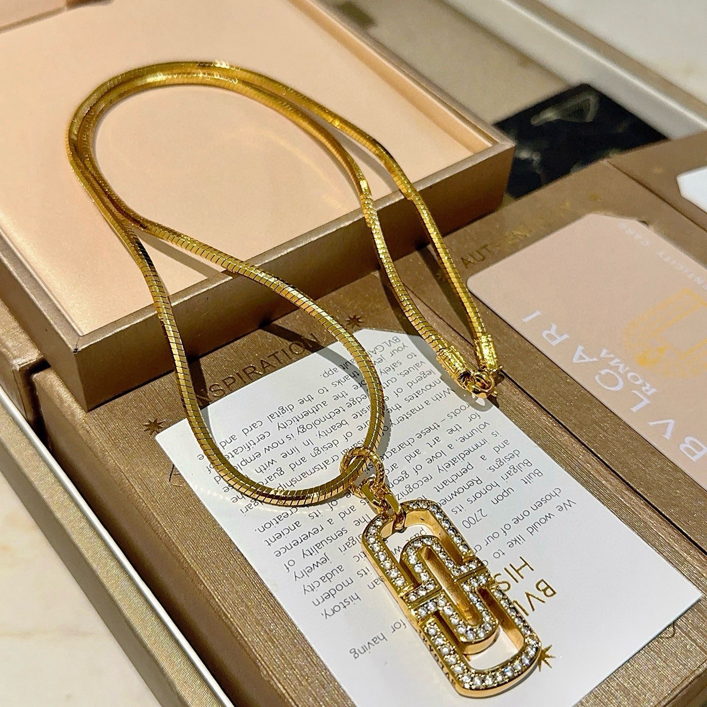 NO:603473,Batch. Bulgari necklace V gold material BVLGARI BVLGARI DIVAS’ DREAM series The appearance is perfect, the details are invincible, the unique color is completely impeccable, and it is decorated with a classic ring shape design, which is simple yet elegant and eye-catching. The combination of V gold is more elegant, and the upper body is elegant and attractive. Same style for men and women. Bulgari necklaces, jewelry boutiques, bottega veneta, bvlgari, bvlgari, necklace19860909批.宝格丽项链V金材质 BVLGARI宝格丽 DIVAS‘ DREAM 系列 品相完美,细节无敌,那种独特的色泽完全无可挑剔,再缀以经典指环外形设计,简约之余却又优雅夺目,V金的组合更显气色,上身雅致动人.男女同款 宝格丽项链,饰品精品,bottega veneta,bvlgari,bvlgari,necklace,Jewelry