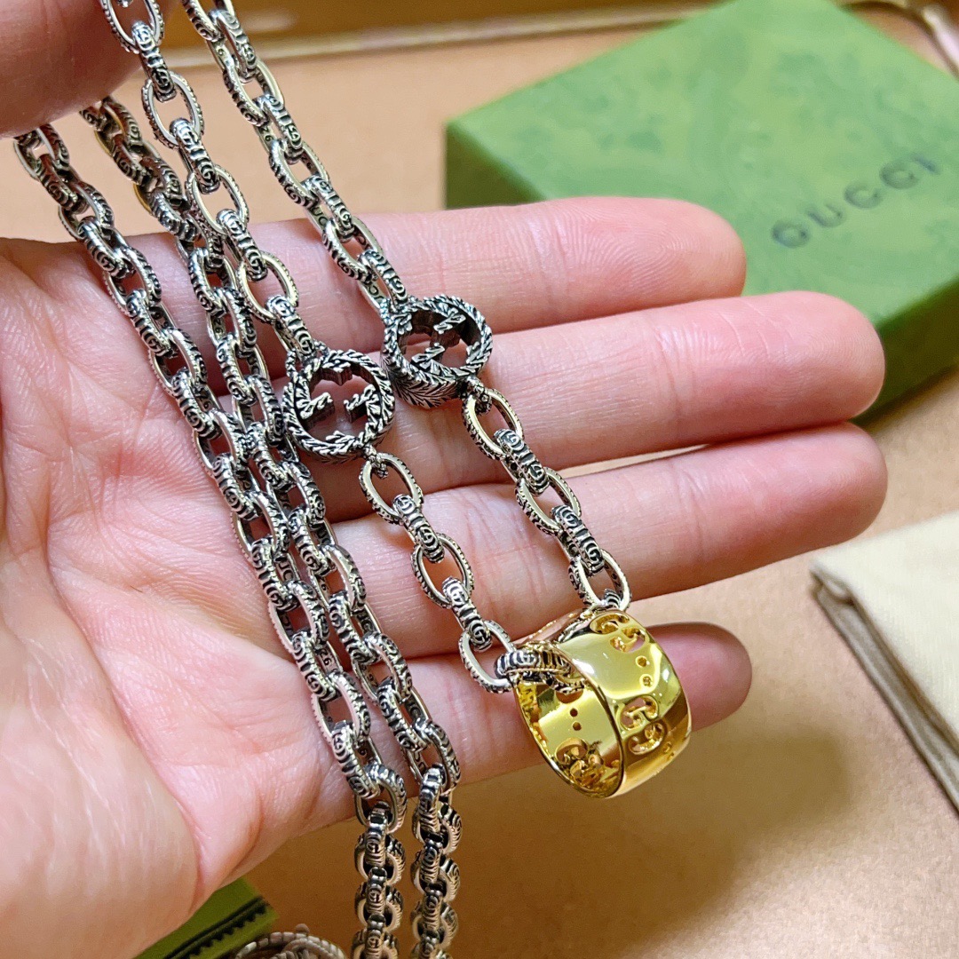 NO:590083,The latest Gucci necklace has a higher grade. The same style as the star Anger Forest series double G classic necklace series retro silver necklace. The details are distressed. The shiny version is not available in the market. This one has been out. It is a best-selling model in Gucci. It is very good to match with trendy clothes, fine jewelry, gucci, necklace.19860909批古驰项链最新款链条档次更高明星同款Anger Forest系列双G经典款项链系列复古银项链 细节对版做旧处理 非市面亮面版型 这款一直在出 古驰里面热卖款 非常好搭配潮流衣服,饰品精品,gucci,necklace,Jewelry