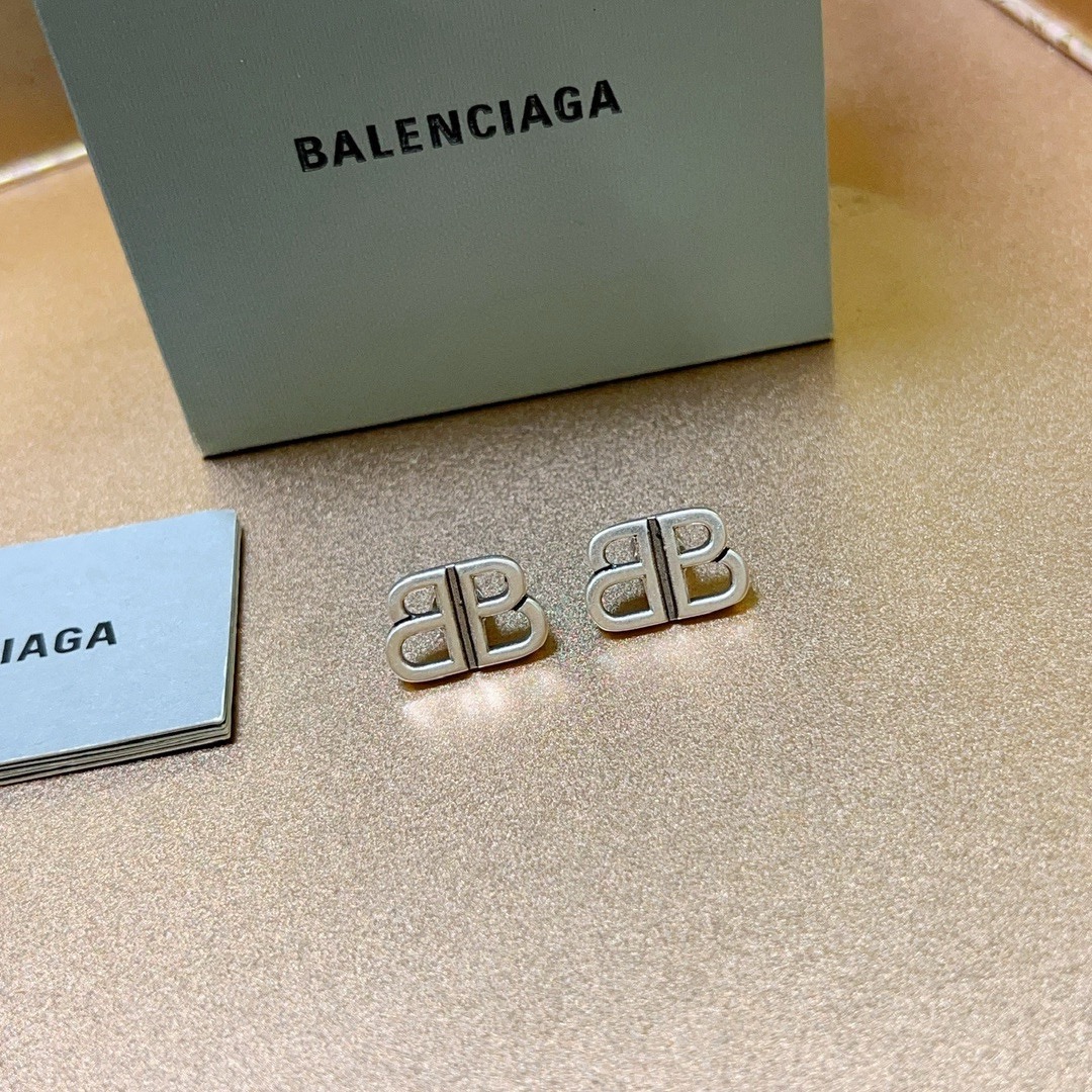 NO:590052,Batch BALENCIAGA Balenciaga earrings Wang Zha series counter synchronization update simple style earrings classic style matching full sense of design perfect match with clothes, jewelry boutique, balenciaga, balenciaga, earrings19860909批 BALENCIAGA 巴黎世家耳钉 王炸系列 专柜同步 更新 简约造型耳环 经典造型搭配 设计感十足 搭配衣服绝绝子,饰品精品,balenciaga,balenciaga,earrings,Jewelry