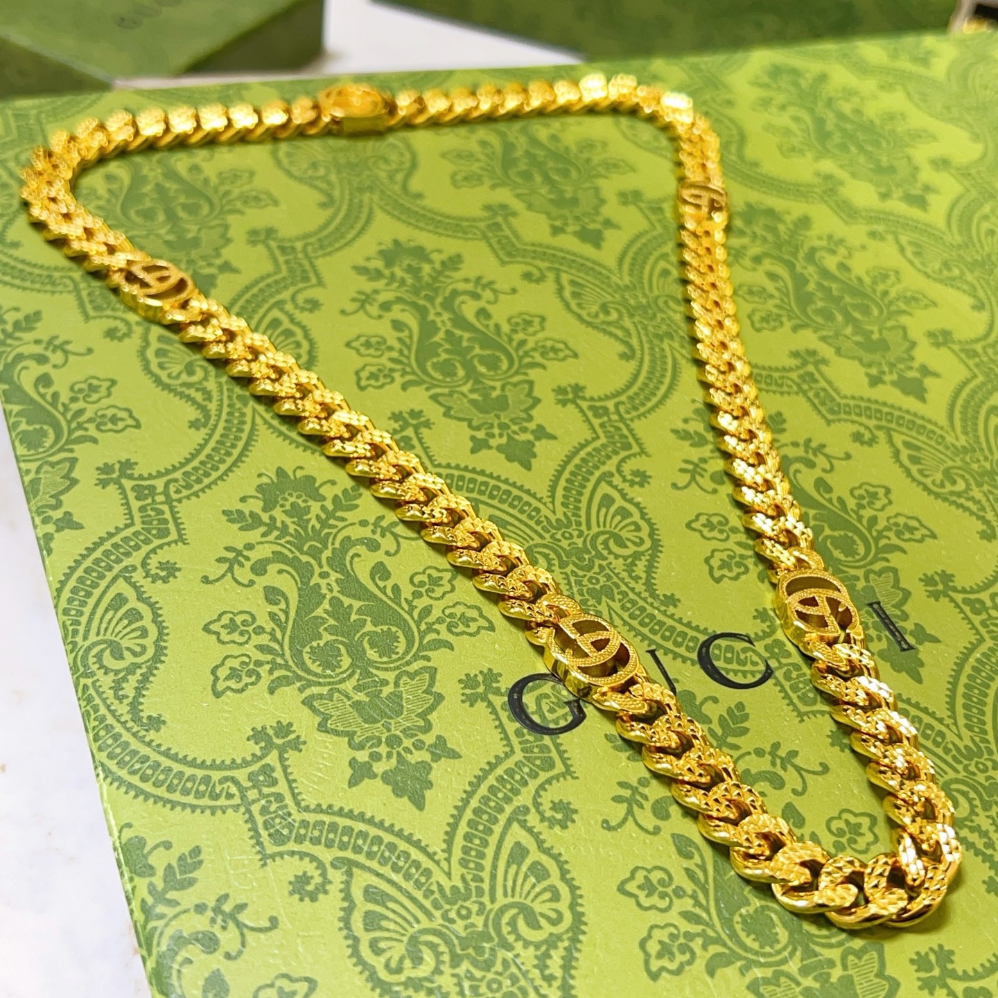 NO:583079,Batch Gucci necklace’s latest chain is of higher quality, same style as the Anger Forest series double G Gucci necklace for celebrities. Gucci classic retro necklace. European and American trend style. The details are distressed. Non-market glossy version. This one has been on the market. It is the best-selling model in Gucci. It is very good to match with trendy clothes, fine jewelry, gucci, necklace.19860909批 古驰项链最新款链条档次更高明星同款Anger Forest系列双G古驰项链 古驰经典复古项链 欧美潮流风 细节对版做旧处理 非市面亮面版型 这款一直在出 古驰里面热卖款 非常好搭配潮流衣服,饰品精品,gucci,necklace,Jewelry