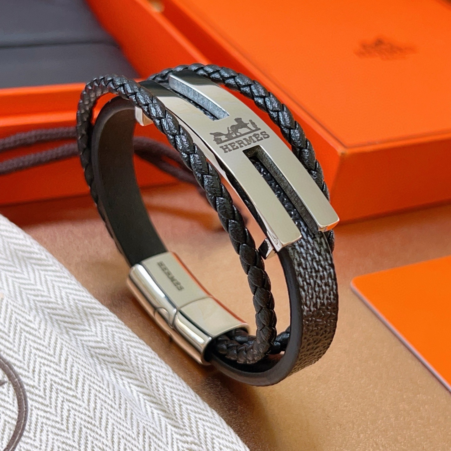 NO:583083,Batch New Products for Sale The latest model of Hermès bracelets, pure handmade first-layer cowhide material, with a higher grade. The same style as the star's H series series, classic series bracelets. Bracelet size: 19.5>21.5 cm. Details are distressed. Non-market glossy version. This one has been out. The best-selling model in Hermès. Very good to match trendy clothes, jewelry boutiques, hermes, bracelet, cowhide.19860909批 新品发售 爱马仕手绳手环最新款纯手工头层牛皮材质档次更高明星同款H系列系列经典款系列手链手绳 手绳尺寸:19.5>21.5厘米 细节对版做旧处理 非市面亮面版型 这款一直在出 爱马仕里面热卖款 非常好搭配潮流衣服,饰品精品,hermes,bracelet,cowhide,Jewelry