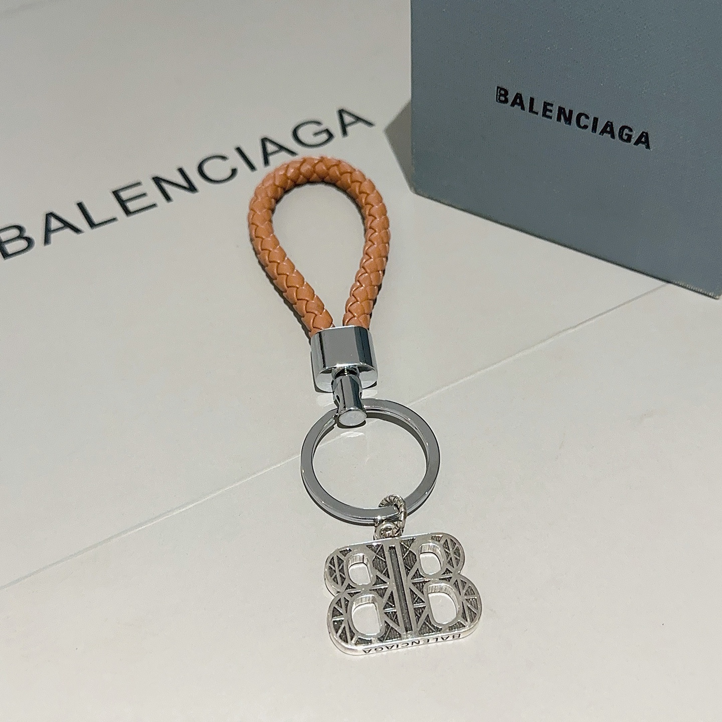 NO:575604,The first batch of new products released Balenciaga bag charm keychain Balenciaga keychain The latest bag charms are of a higher grade and are the same style as celebrities Classic co-branded design concept keychain series The details are distressed and not available in the market Glossy version This one has been on the market. The best-selling model in Balenciaga. Very good match with trendy backpacks, jewelry boutiques, balenciaga, backpacks, keychain19860909批新品发布 巴黎世家包包挂饰钥匙扣 巴黎世家钥匙扣 最新款包包挂饰档次更高明星同款 经典款联名设计理念钥匙扣系列 细节对版做旧处理 非市面亮面版型 这款一直在出 巴黎世家里面热卖款 非常好搭配潮流背包,饰品精品,balenciaga,backpacks,keychain,Jewelry