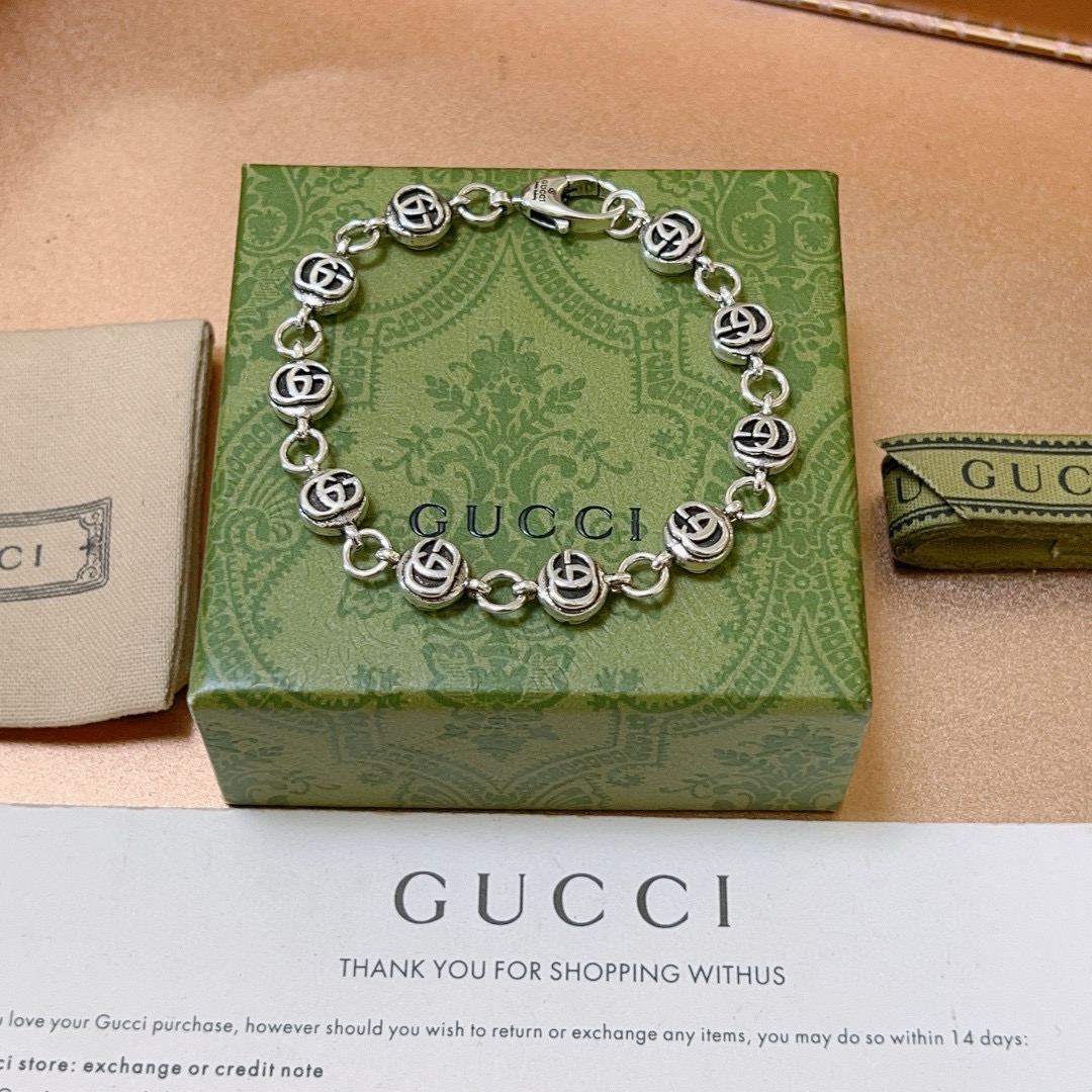 NO:583089,Batch. 2025 latest release. The latest classic model of Gucci Gucci bracelet. Exquisite regardless of style and texture, it is absolutely top-notch. You can understand the original logo at a glance. Super nice. The best choice to match clothes. A must-have artifact for men and women. Boutique jewelry, gucci, gucci, bracelet.19860909批. 2025最新出炉 Gucci古驰手链最新款的经典款 精致无论款式 质感 都是绝对的顶尖feel 只要看一眼就懂了原版logo 超 nice 搭配衣服最佳的选择,男女同款必备神器,饰品精品,gucci,gucci,bracelet,Jewelry