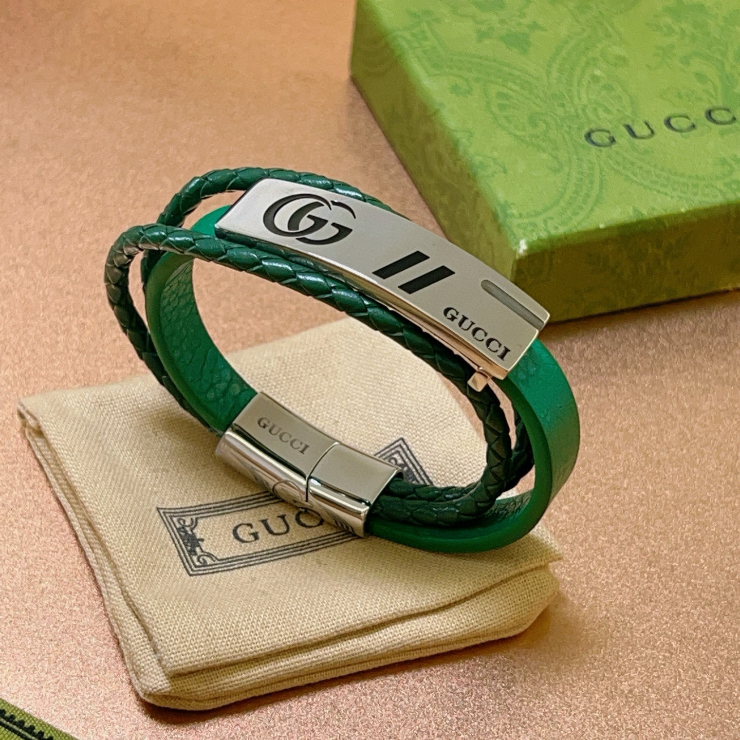 NO:583093,Batch new products for sale Gucci bracelets latest model pure handmade first-layer cowhide material with higher grade. Stars have the same Anger Forest series double G classic series retro silver bracelet bracelets. Details are distressed and not available in the market. This model has been sold in Gucci. It is a best-selling model in Gucci. It goes well with trendy clothes, fine jewelry, gucci, bracelet, cowhide.19860909批 新品发售 古驰手绳手环最新款纯手工头层牛皮材质档次更高明星同款Anger Forest系列双G经典款系列复古银手链手绳 细节对版做旧处理 非市面亮面版型 这款一直在出 古驰里面热卖款 非常好搭配潮流衣服,饰品精品,gucci,bracelet,cowhide,Jewelry