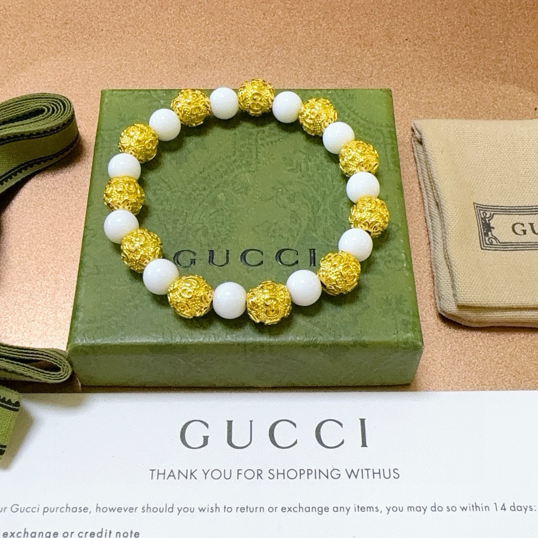 NO:575612,Batch New Product Release Gucci Bracelet Luxurious Gucci Bracelet White Stone Bracelet Crystal Same Style for Men and Women The latest beaded bracelet is of a higher grade and is the same style as the star Anger Forest Series Double G Gold Gucci Bracelet Size: 16-24 cm The details are distressed on the version. Non-market glossy version. Non-market ordinary version. This one has been out. Best-selling model in Gucci. Very good match with clothes, high-quality jewelry, gucci, bracelet, gold.19860909批 新品发布 古驰手链奢华古驰手串 白石手链水晶男女同款 最新款全件串珠手链档次更高明星同款Anger Forest系列双g黄金古驰手链 尺寸:16-24厘米 细节对版做旧处理 非市面亮面版型 非市面普通做这款一直在出 古驰里面热卖款 非常好搭配衣服,饰品精品,gucci,bracelet,gold,Jewelry