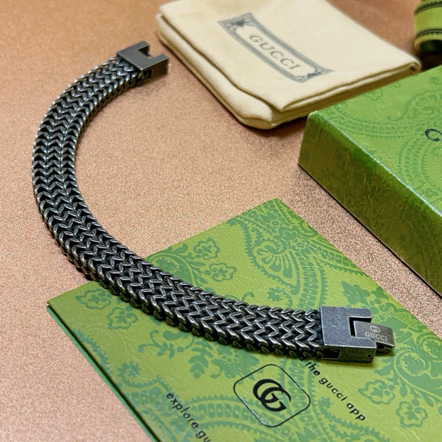 NO:583101,Batch. Gucci recommended models for 2025. The latest Gucci bracelet is a classic model. It is exquisite regardless of style and texture. It is absolutely top-notch. You can understand the original logo at a glance. Super nice. The best choice to match clothes. A must-have artifact for men and women. Simple and elegant, low-key and luxurious. Boutique jewelry, gucci, gucci, bracelet.19860909批 . 古驰推荐款2025最新出炉 Gucci古驰手链最新款的经典款 精致无论款式 质感 都是绝对的顶尖feel 只要看一眼就懂了原版logo 超 nice 搭配衣服最佳的选择,男女同款必备神器 简单又大气,低调显奢华,饰品精品,gucci,gucci,bracelet,Jewelry