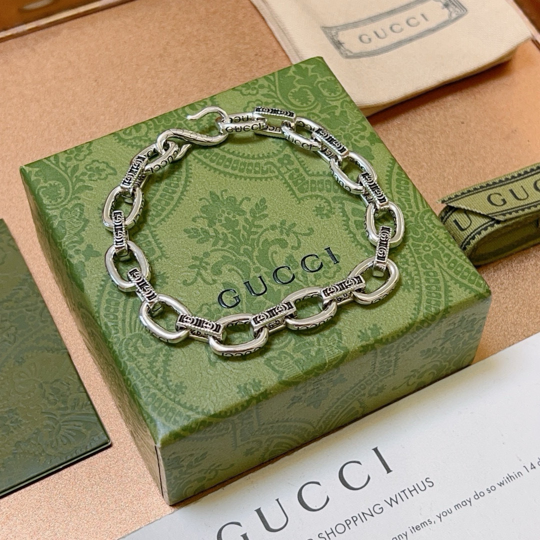 NO:583103,Batch. The latest luxury Gucci bracelet. High-end brand customization. The ceiling in the bracelet. Luxurious lineup design concept. Gucci Gucci bracelet, the latest classic model. Exquisite regardless of style and texture, it is absolutely top-notch. You can understand the original logo at a glance. Super nice. The best choice for matching clothes. The same style for men and women. The must-have artifact. Size 18.20.22.cm, fine jewelry, gucci, gucci, bracelet.19860909批 . 最新出炉奢华古驰手链.高端品牌定制 手链中的天花板 豪华阵容设计理念 Gucci古驰手链最新款的经典款 精致无论款式 质感 都是绝对的顶尖feel 只要看一眼就懂了原版logo 超 nice 搭配衣服最佳的选择,男女同款 必备神器 码数18.20.22.厘米,饰品精品,gucci,gucci,bracelet,Jewelry