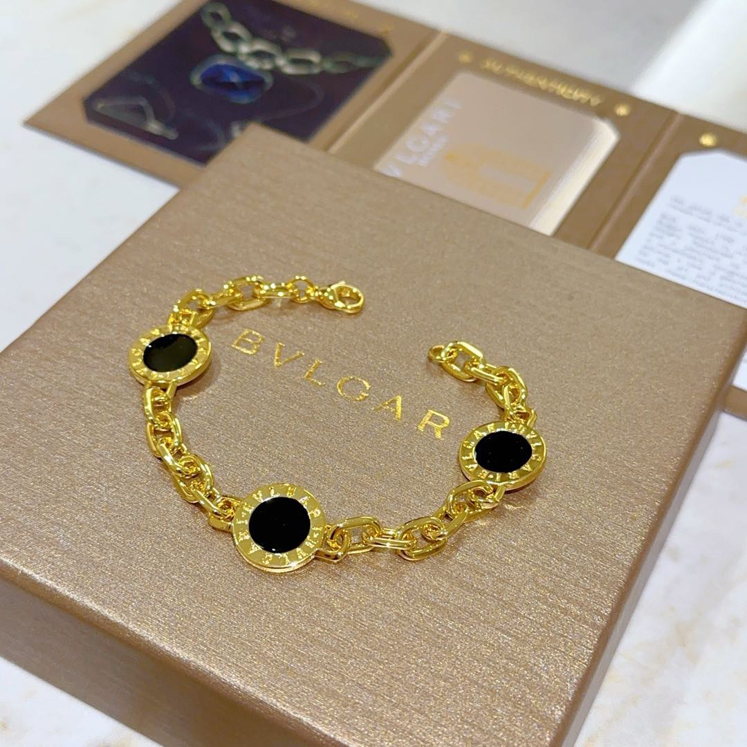 NO:583105,Batch. Bulgari bracelet V gold material BVLGARI BVLGARI DIVAS' DREAM series The appearance is perfect, the details are invincible, the unique color is completely impeccable, and it is decorated with a classic ring shape design, which is simple yet elegant and eye-catching. The pure handmade combination of V gold is more elegant and elegant. Same style for men and women. Bvlgari bracelets, exquisite jewelry, bottega veneta, bvlgari, bvlgari, bracelet19860909批.宝格丽手链V金材质 BVLGARI宝格丽 DIVAS‘ DREAM 系列 品相完美,细节无敌,那种独特的色泽完全无可挑剔,再缀以经典指环外形设计,简约之余却又优雅夺目,V金纯手工的组合更显气色,上手雅致动人.男女同款 宝格丽手链,饰品精品,bottega veneta,bvlgari,bvlgari,bracelet,Jewelry
