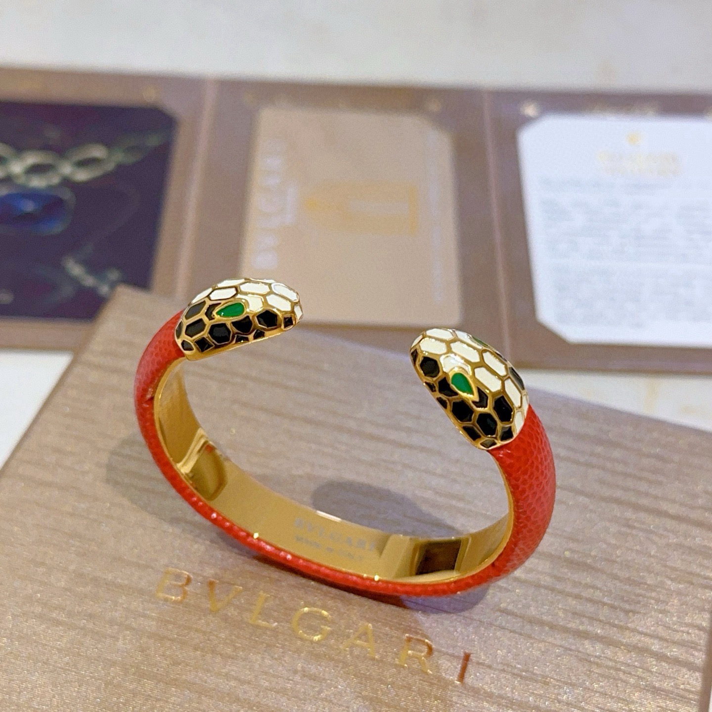 NO:583107,Batch. Bvlgari bracelet Serpenti Viper series snake head bracelet, perfectly and carefully polished, perfectly fits the metal edge!  Full of temptation and charming sensibility, the dazzling luxury of enamel presents unparalleled beauty and power, giving you a new look, interpreting the inherent multi-faceted characteristics of the snake, spreading and bending, showing its elegant and seductive beauty!  Same style for men and women, fine jewelry, bvlgari, bracelet19860909批.宝格丽手镯Serpenti Viper系列间蛇头手镯,完美精心打磨,与金属边完美契合！充满诱惑和迷人的感性,珐琅的璀璨奢华,呈现出中无与伦比的美感与力量,给你一个全新的面貌,诠释灵蛇固有的多面特质,蔓延弯曲,尽显其高雅而极具诱惑的美丽！男女同款,饰品精品,bvlgari,bracelet,Jewelry