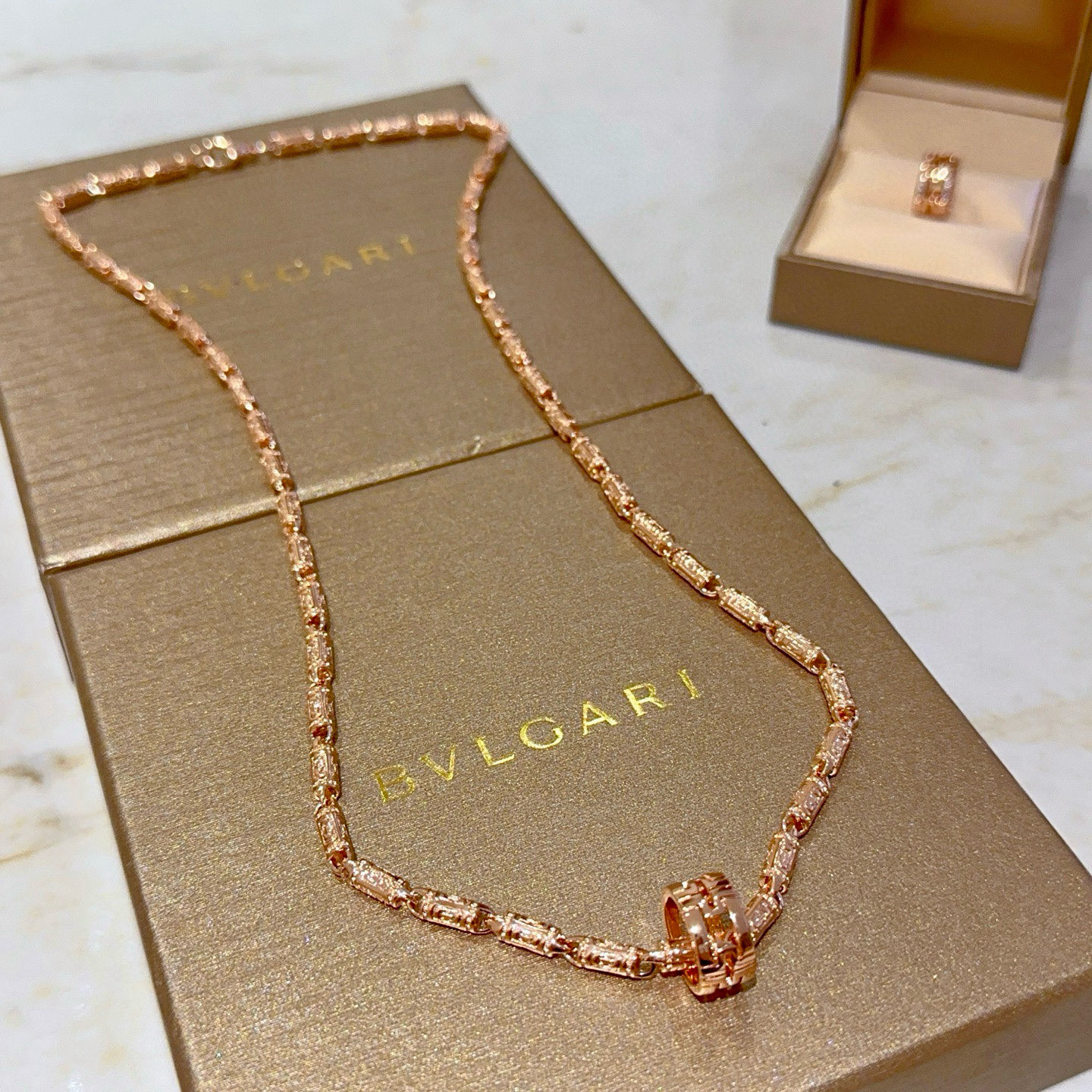 NO:583116,Batch. Bulgari necklace V gold material BVLGARI BVLGARI DIVAS’ DREAM series The appearance is perfect, the details are invincible, the unique color is completely impeccable, and it is decorated with a classic ring shape design, which is simple yet elegant and eye-catching. The combination of V gold is more elegant, and the upper body is elegant and attractive. Same style for men and women. Bulgari necklaces, jewelry boutiques, bottega veneta, bvlgari, bvlgari, necklace19860909批.宝格丽项链V金材质 BVLGARI宝格丽 DIVAS‘ DREAM 系列 品相完美,细节无敌,那种独特的色泽完全无可挑剔,再缀以经典指环外形设计,简约之余却又优雅夺目,V金的组合更显气色,上身雅致动人.男女同款 宝格丽项链,饰品精品,bottega veneta,bvlgari,bvlgari,necklace,Jewelry
