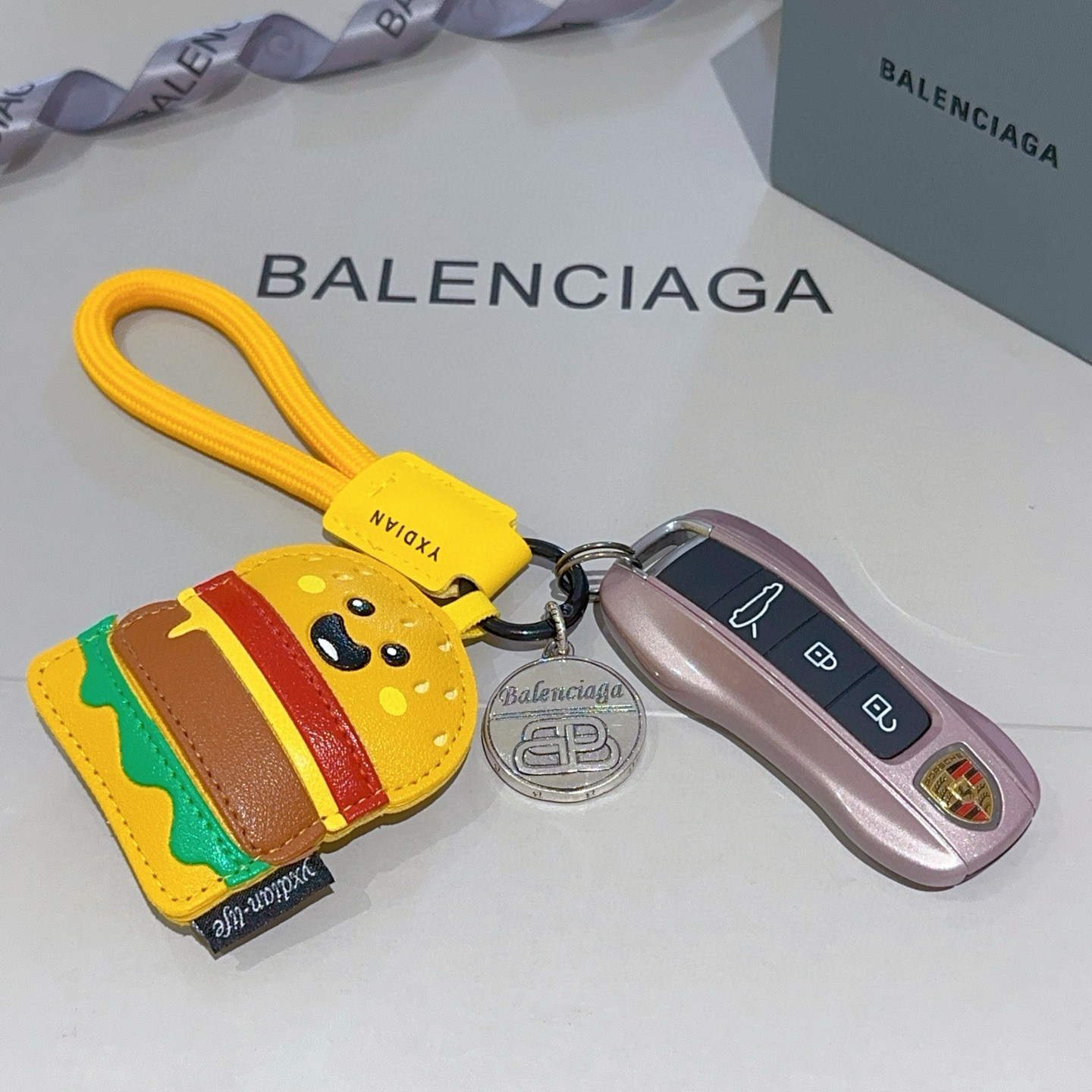 NO:575647,The first batch of new products released Balenciaga bag charm keychain Balenciaga keychain The latest bag charms are of a higher grade and are the same style as celebrities Classic co-branded design concept keychain series The details are distressed and not available in the market Glossy version This one has been on the market. The best-selling model in Balenciaga. Very good match with trendy backpacks, jewelry boutiques, balenciaga, backpacks, keychain19860909批新品发布 巴黎世家包包挂饰钥匙扣 巴黎世家钥匙扣 最新款包包挂饰档次更高明星同款 经典款联名设计理念钥匙扣系列 细节对版做旧处理 非市面亮面版型 这款一直在出 巴黎世家里面热卖款 非常好搭配潮流背包,饰品精品,balenciaga,backpacks,keychain,Jewelry