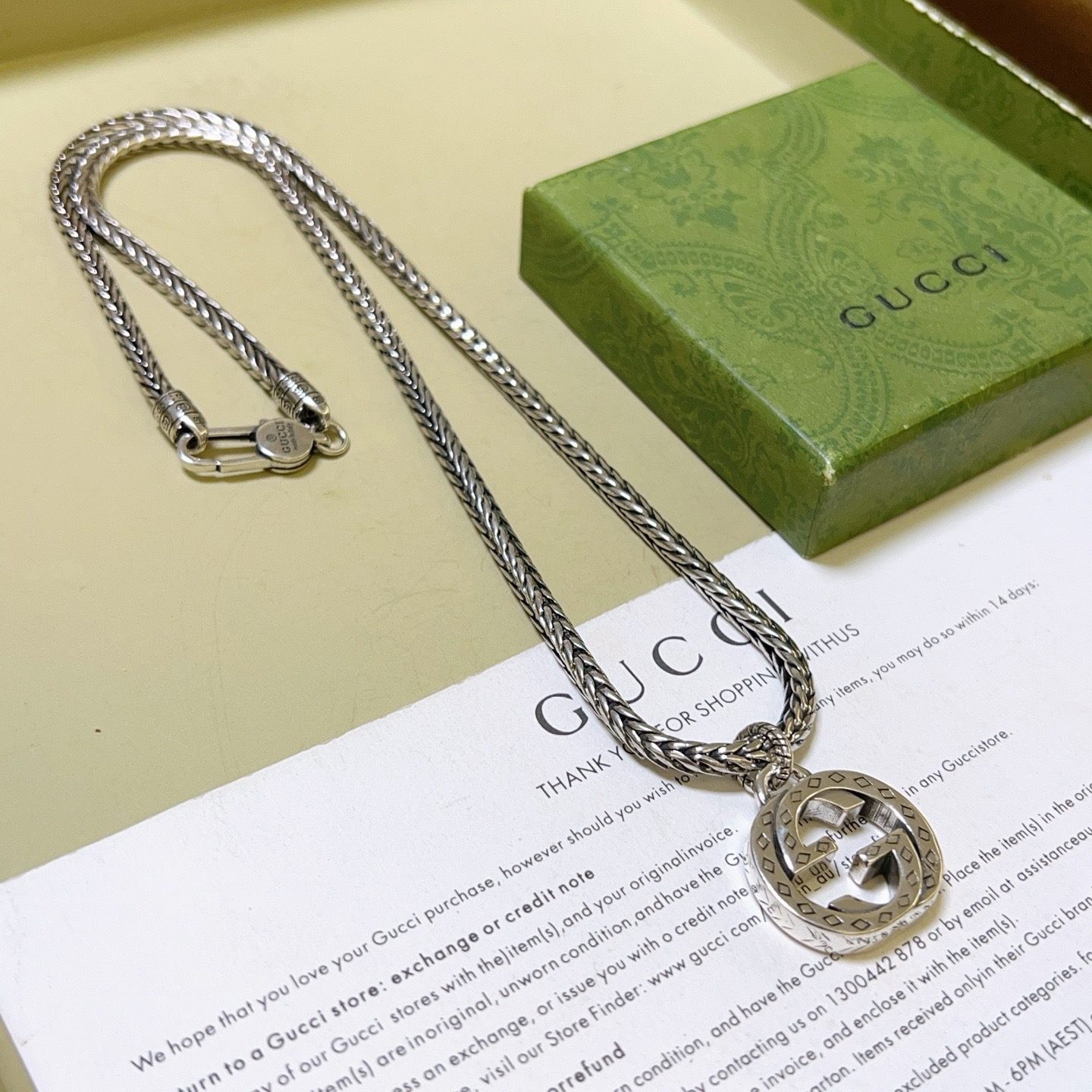 NO:590067,Batch, do not explode, do not post, Douyin is the first choice for Internet celebrities to bring goods. The latest chain of Gucci necklace is of higher quality. The same style as the Anger Forest series double G Gucci art style retro necklace for celebrities. It makes the high-end clothes more elegant. It has more brand and personality when going out. The details are distressed and not available in the market. The glossy version. This one has been released. The best-selling model in Gucci. Very easy to match, fine jewelry, gucci, necklace.19860909批 不爆不发 抖音带货网红首选 古驰项链最新款链条档次更高明星同款Anger Forest系列双g古驰艺术风格复古项链 让高档的衣服搭配更有气质 出去更有牌面和个性 细节对版做旧处理 非市面亮面版型 这款一直在出 古驰里面热卖款 非常好搭配,饰品精品,gucci,necklace,Jewelry