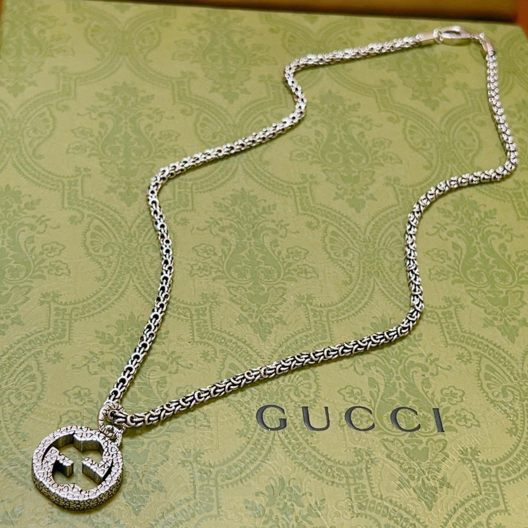 NO:590075,Batch, do not explode, do not post, Douyin is the first choice for internet celebrities to bring goods. The latest chain of Gucci necklace is of higher quality. The same Anger Forest series double-G retro necklace for celebrities. It makes high-end clothes more elegant. It has more brand and personality when going out. The details are distressed. The shiny version is not on the market. This model has been released. It is a best-selling model in Gucci. It is very easy to match, fine jewelry, gucci, necklace.19860909批 不爆不发 抖音带货网红首选 古驰项链最新款链条档次更高明星同款Anger Forest系列双g复古项链 让高档的衣服搭配更有气质 出去更有牌面和个性 细节对版做旧处理 非市面亮面版型 这款一直在出 古驰里面热卖款 非常好搭配,饰品精品,gucci,necklace,Jewelry