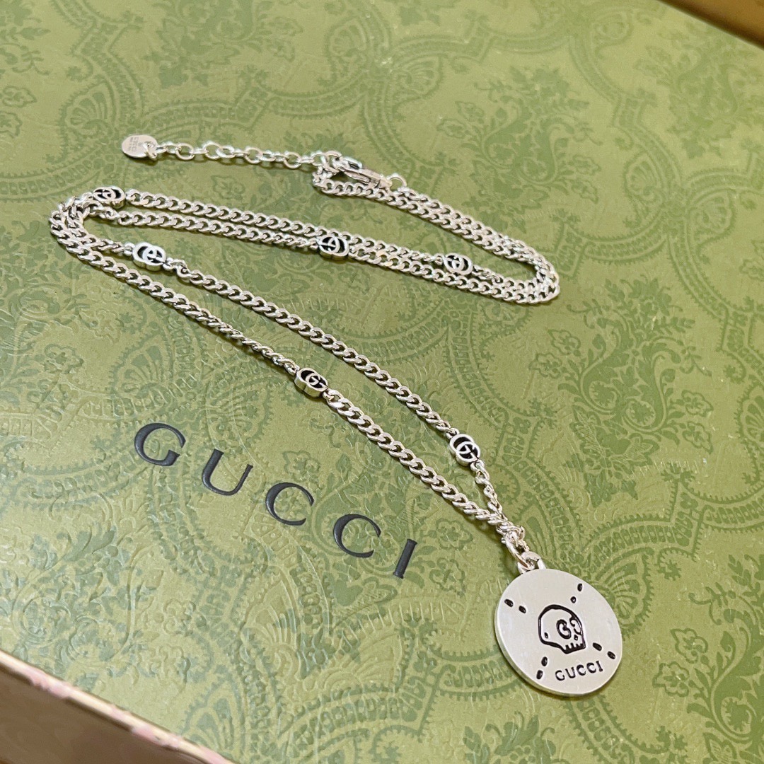 NO:590081,Batch Gucci necklace's latest chain, higher grade, same style as the Anger Forest series double G Gucci necklace for celebrities. Gucci necklace. The details are distressed. The glossy version is not available in the market. This one has been on the market. It is a best-selling model in Gucci. It goes well with trendy clothes, fine jewelry, gucci, and necklace.19860909批 古驰项链最新款链条档次更高明星同款Anger Forest系列双G古驰项链 古驰项链 细节对版做旧处理 非市面亮面版型 这款一直在出 古驰里面热卖款 非常好搭配潮流衣服,饰品精品,gucci,necklace,Jewelry