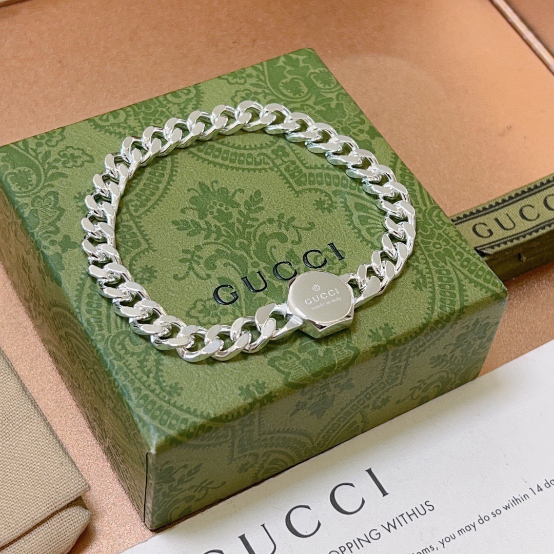 NO:590095,Batch. 2025 latest luxury Gucci bracelet. High-end brand customization. Ceiling in bracelets. Luxurious lineup design concept. Gucci Gucci bracelet, the latest classic model. Exquisite regardless of style and texture, it is absolutely top-notch. You can understand the original logo at a glance. Super nice. The best choice to match clothes. Same style for men and women. Must-have artifact. Size 18.20.22.cm, fine jewelry, gucci, gucci, bracelet.19860909批 . 2025最新出炉奢华古驰手链.高端品牌定制 手链中的天花板 豪华阵容设计理念 Gucci古驰手链最新款的经典款 精致无论款式 质感 都是绝对的顶尖feel 只要看一眼就懂了原版logo 超 nice 搭配衣服最佳的选择,男女同款 必备神器 码数18.20.22.厘米,饰品精品,gucci,gucci,bracelet,Jewelry