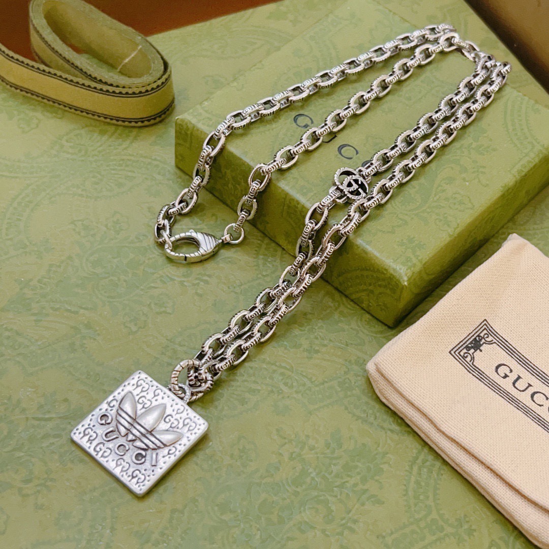NO:590106,Batch. If it doesn’t explode, it will be updated simultaneously on Gucci’s official website. It is the first choice for internet celebrities to carry goods on Douyin. The latest chain of Gucci necklace has a higher grade. The same style as the Anger Forest series double g Gucci necklace for celebrities. Customized necklace. The details are distressed. The shiny version is not available in the market. This model has been released. The best-selling model in Gucci. Very easy to match, fine jewelry, gucci, necklace.19860909批. 不爆不发 古驰官网新款同步更新 抖音带货网红首选 古驰项链最新款链条档次更高明星同款Anger Forest系列双g古驰项链定制项链 细节对版做旧处理 非市面亮面版型 这款一直在出 古驰里面热卖款 非常好搭配,饰品精品,gucci,necklace,Jewelry