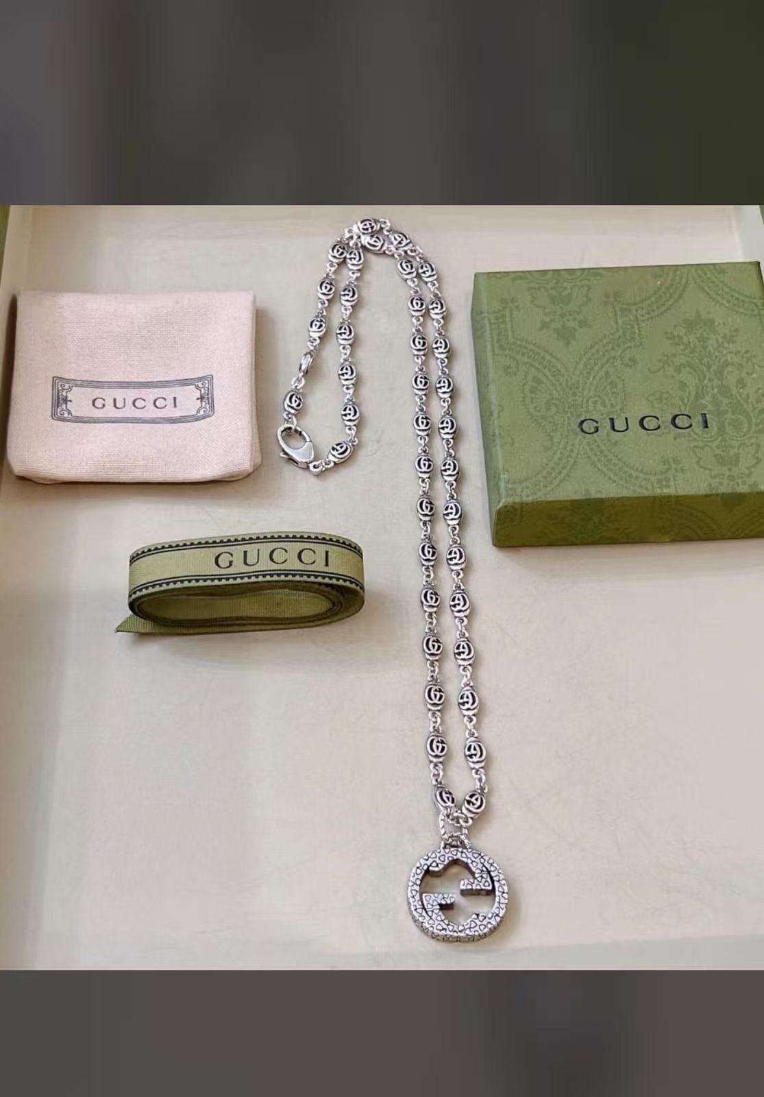 NO:590086,The latest version of the Gucci necklace has a higher grade. The same style as the Anger Forest series double G ring ring Gucci necklace for celebrities. The details are distressed. The glossy version is not available in the market. This model has been on the market. It is a best-selling model in Gucci. It goes well with trendy clothes, fine jewelry, gucci, necklace, and rings.19860909批古驰项链最新款链条档次更高明星同款Anger Forest系列双G戒指环古驰项链 细节对版做旧处理 非市面亮面版型 这款一直在出 古驰里面热卖款 非常好搭配潮流衣服,饰品精品,gucci,necklace,ring,Jewelry