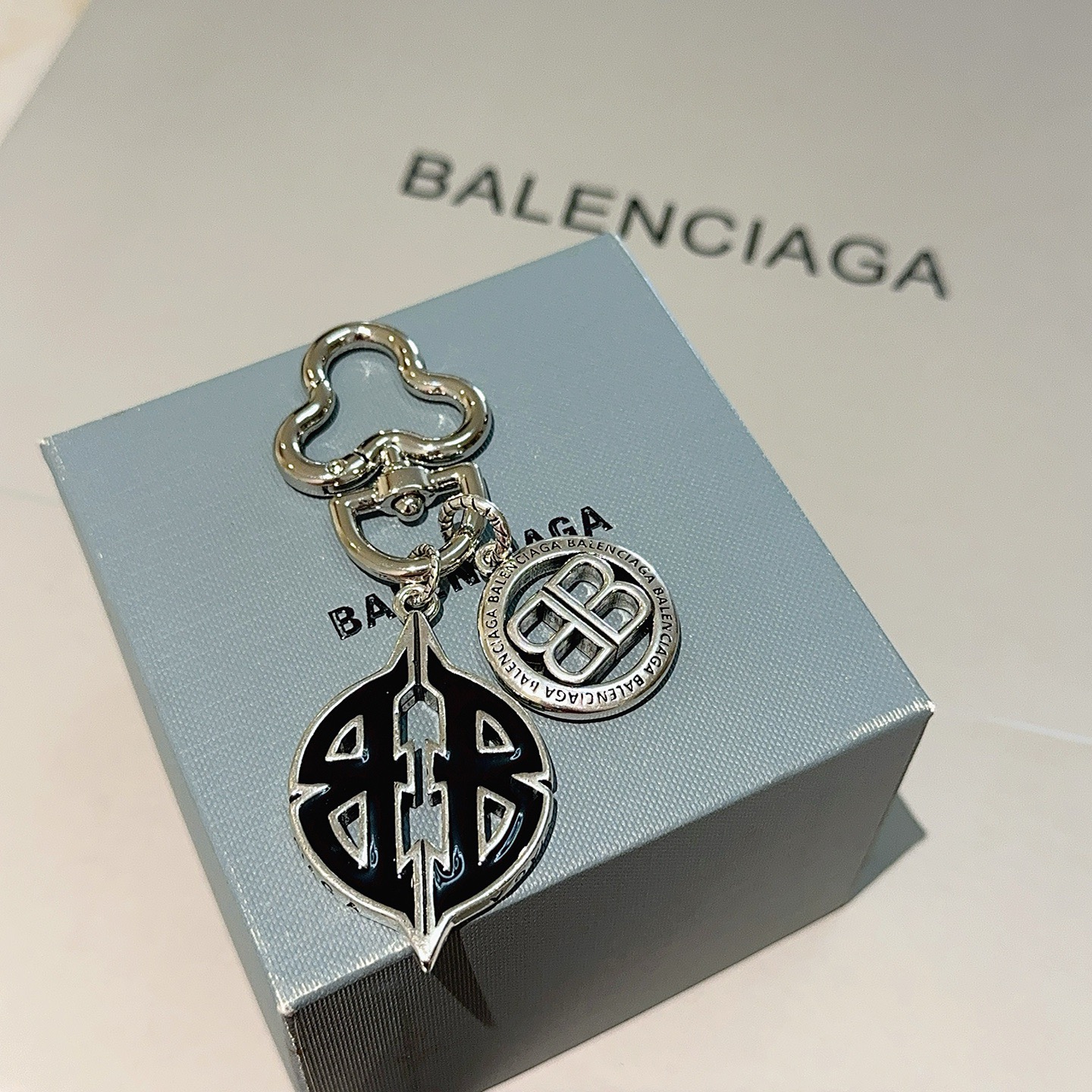 NO:590110,The first batch of new products released Balenciaga bag charm keychain Balenciaga keychain The latest bag charms are of a higher grade and are the same style as celebrities Classic co-branded design concept keychain series The details are distressed and not available in the market Glossy version This one has been on the market. The best-selling model in Balenciaga. Very good match with trendy backpacks, jewelry boutiques, balenciaga, backpacks, keychain19860909批新品发布 巴黎世家包包挂饰钥匙扣 巴黎世家钥匙扣 最新款包包挂饰档次更高明星同款 经典款联名设计理念钥匙扣系列 细节对版做旧处理 非市面亮面版型 这款一直在出 巴黎世家里面热卖款 非常好搭配潮流背包,饰品精品,balenciaga,backpacks,keychain,Jewelry