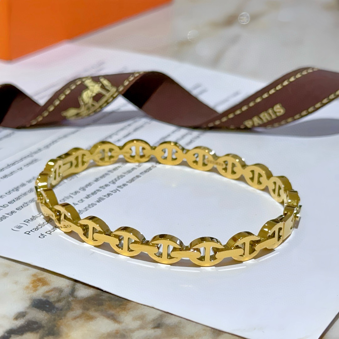 NO:590112,Batch. Hermès bracelet. The bracelet is a test of the master's craftsmanship. Make sure the details are good [color][color]. High-end technology and high-end customization. Same style for men and women. Everyone loves Hermès. Hot bracelets. Super fine and praised by various goddesses and stars. The same style. High-end material gold-plated. The texture of k-gold is really good. Boutique jewelry, hermes, bracelet, gold plating.19860909批. 爱马仕手镯 手环太考验师傅的手艺了 要确保细节好[色][色] 技术高超高端定制 男女同款 都爱爱马仕火爆 手镯 超精赞各路女神 明星 同款 高端材质镀金,k金质感上手真的赞,饰品精品,hermes,bracelet,gold plating,Jewelry