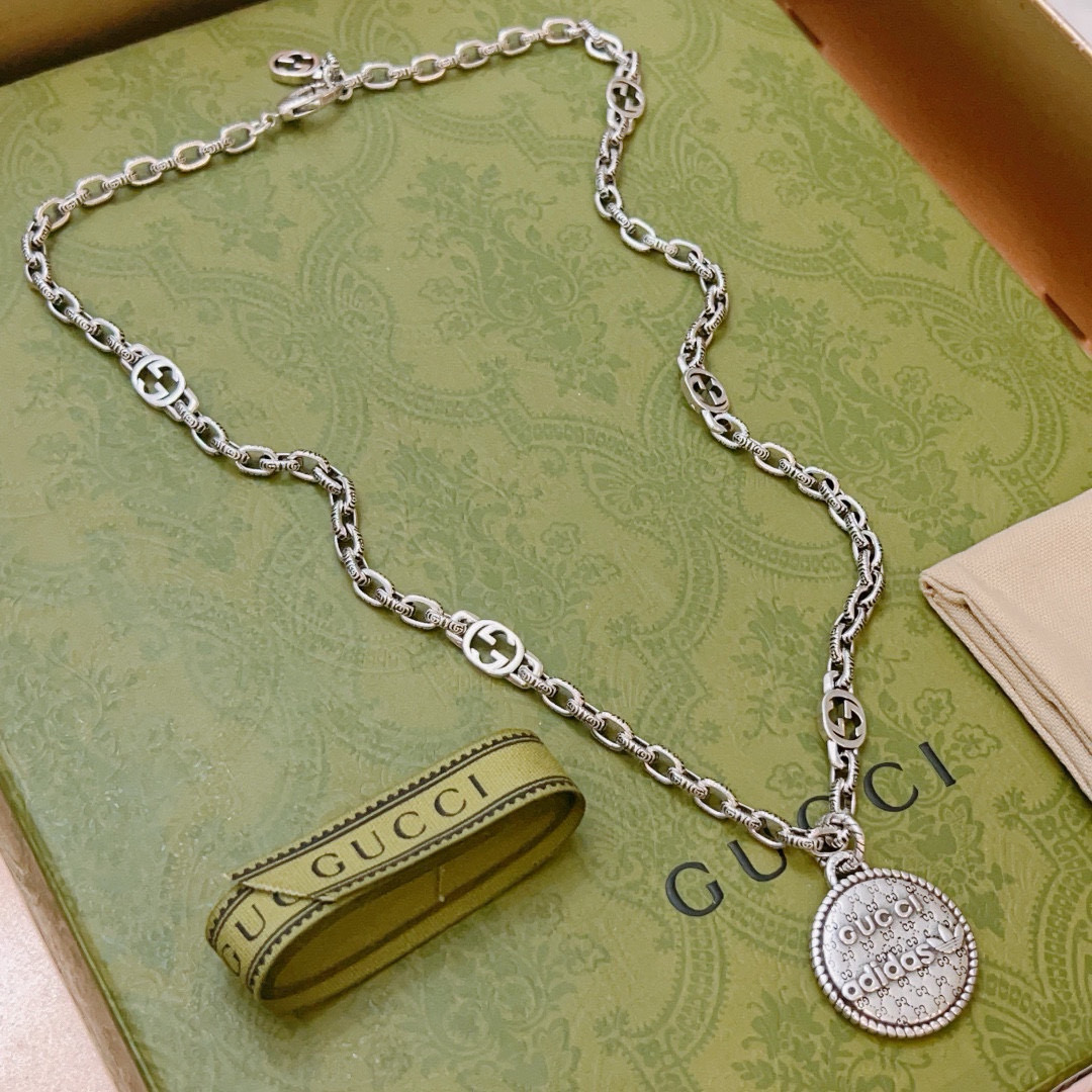 NO:590131,Batch Gucci Necklace 2025 latest chain with higher grade. Anger Forest Series Double G Gucci Necklace of the same style for celebrities. The chain length is 60 cm and the length can be changed. The details are distressed and the version is not available in the market. This is a shiny version. This one has been out. It is a best-selling model in Gucci. It is very good to match with trendy clothes, fine jewelry, gucci, necklace.19860909批古驰项链2025最新款链条档次更高明星同款Anger Forest系列双G古驰项链 链长60厘米可改长度 细节对版做旧处理 非市面亮面版型 这款一直在出 古驰里面热卖款 非常好搭配潮流衣服,饰品精品,gucci,necklace,Jewelry