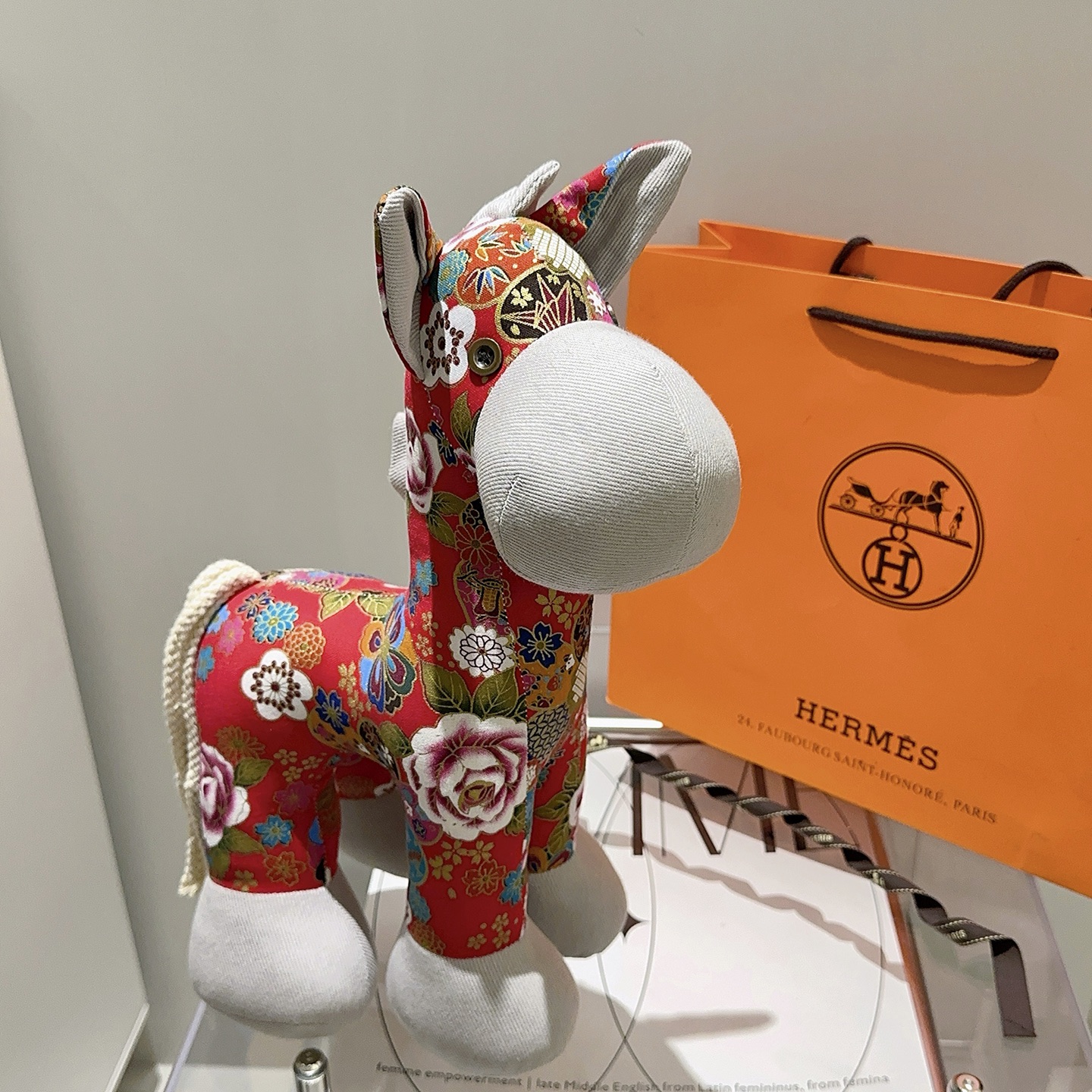 NO:590160,Batch. Hot model is coming. Hermès official website debuts new horse dolls for exclusive high-quality sale. New products for export to France are released. A horse doll from Hermès. Purely hand-made. The texture and fullness are all in place. Not many in stock, and the hands are slow. Super cute. Looking forward to my horse. Put it in the car and put it at home. Full of high-end feeling. 35cm size, original Hermès label, boutique jewelry, hermes19860909批. 爆款来袭 爱马仕官网首发新品马玩偶独家高品质发售 出口法国订单新品发布 ,爱马仕的一款马公仔 纯手工制作工艺 质感 饱满度全部到位 现货不多,手慢无 超级可爱的 期待我的马.放车里放家里高级感满满 35cm的尺寸,原单爱马仕标签,饰品精品,hermes,Jewelry