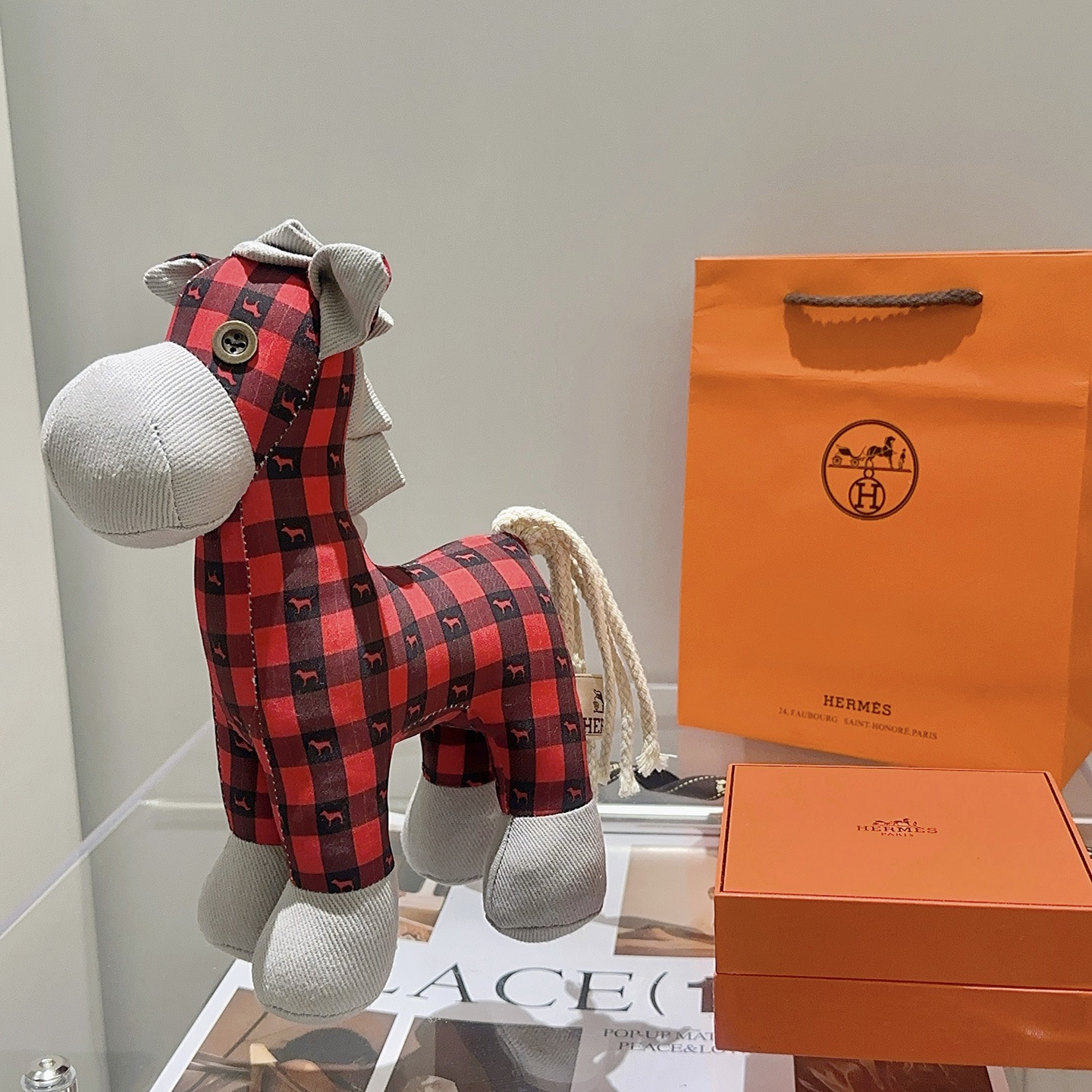 NO:590166,Batch. Hot model is coming. Hermès official website debuts new horse dolls for exclusive high-quality sale. New products for export to France are released. A horse doll from Hermès. Purely hand-made. The texture and fullness are all in place. Not many in stock, and the hands are slow. Super cute. Looking forward to my horse. Put it in the car and put it at home. Full of high-end feeling. 25cm size, original Hermès label, boutique jewelry, hermes19860909批. 爆款来袭 爱马仕官网首发新品马玩偶独家高品质发售 出口法国订单新品发布 ,爱马仕的一款马公仔 纯手工制作工艺 质感 饱满度全部到位 现货不多,手慢无 超级可爱的 期待我的马.放车里放家里高级感满满 25cm的尺寸,原单爱马仕标签,饰品精品,hermes,Jewelry