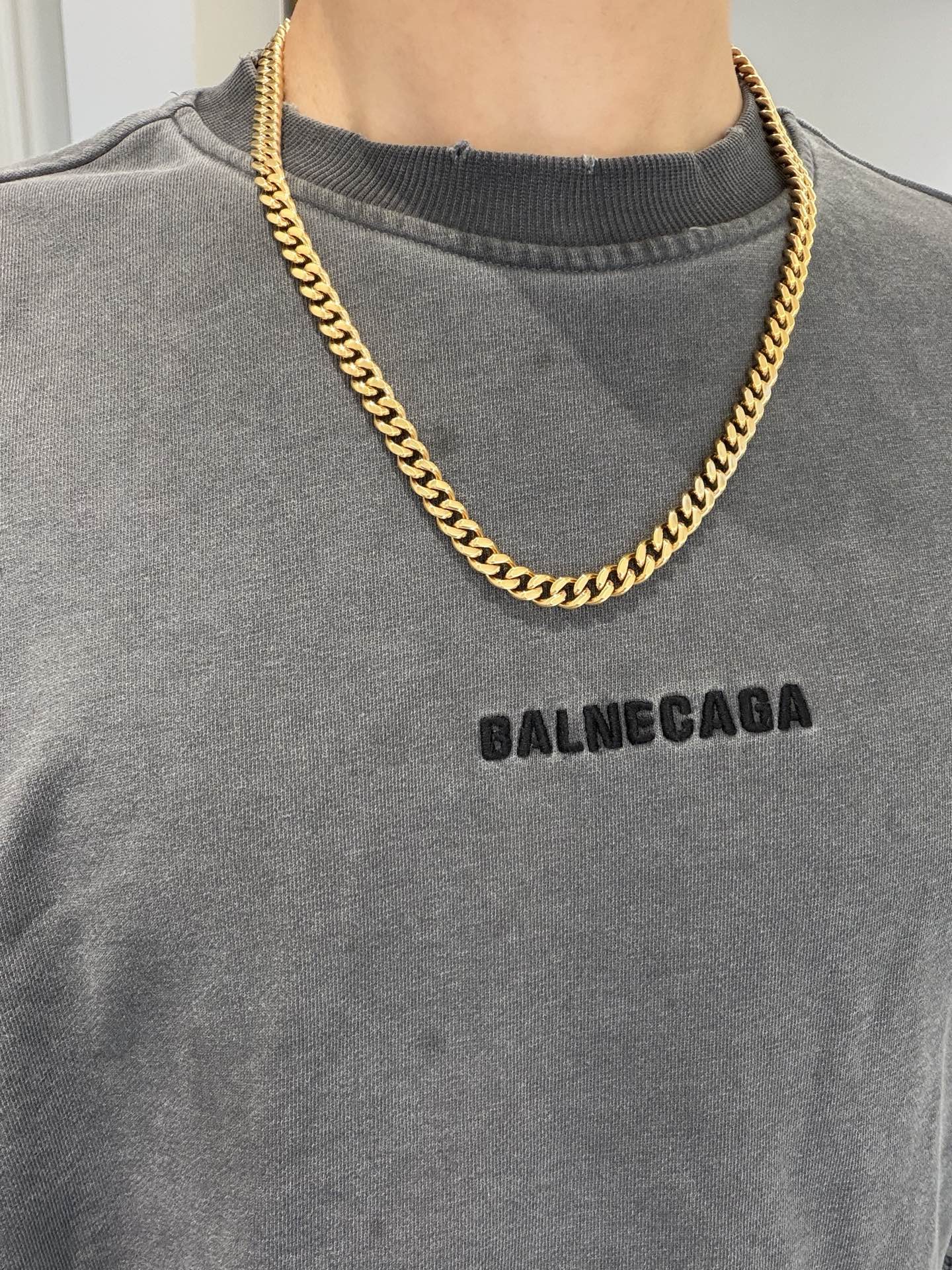 NO:590177,Batch. The latest model of Gucci necklace has a higher grade. The same style as the celebrity Anger Forest series double G single buckle. Imported high-end original buckle Gucci necklace. The details are distressed. The non-market glossy version. This model has been on the market. It is a best-selling model in Gucci. It goes well with trendy clothes, fine jewelry, Gucci, and necklaces.19860909批. 古驰项链最新款链条档次更高明星同款Anger Forest系列双G单扣进口高端原版扣头古驰项链 细节对版做旧处理 非市面亮面版型 这款一直在出 古驰里面热卖款 非常好搭配潮流衣服,饰品精品,gucci,necklace,Jewelry