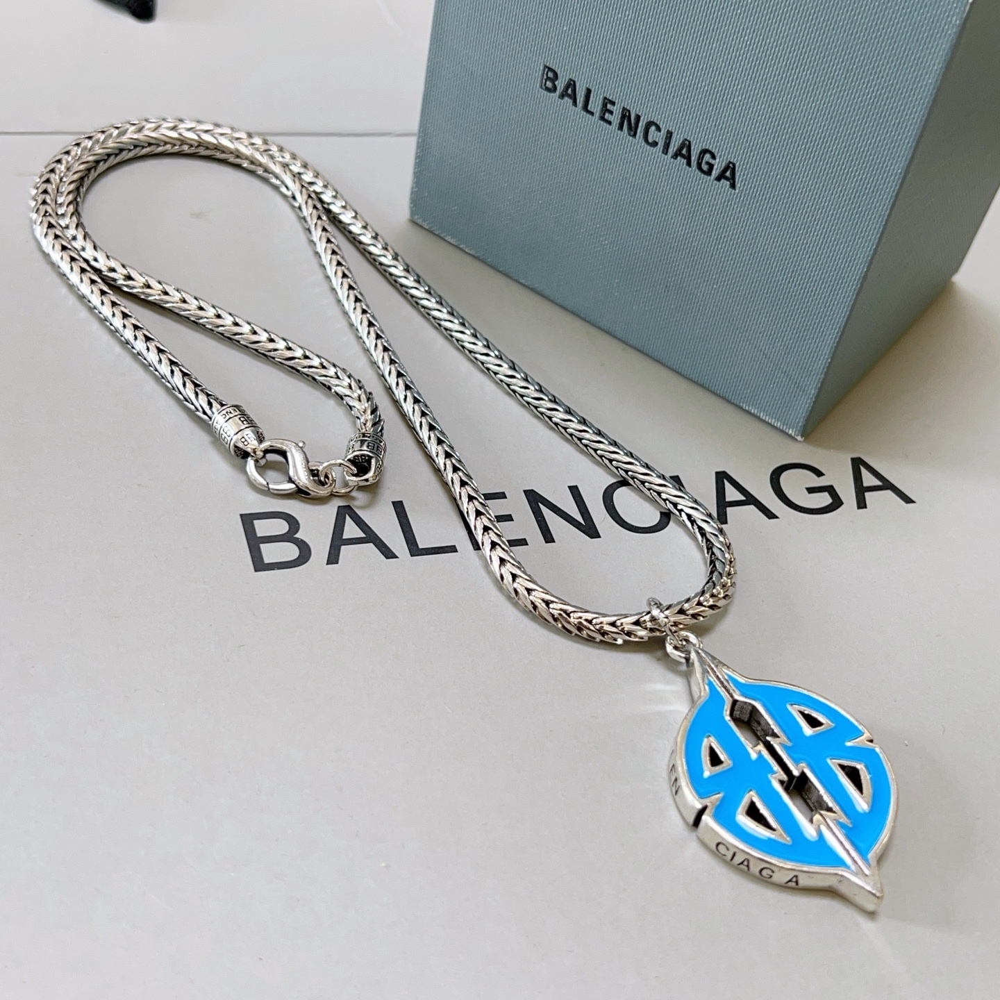 NO:590182,Batch original single goods new products Balenciaga necklace Balenciaga new necklace counter consistent fine details workmanship every detail process in place fine design craftsmanship hot models shipped unique design retro style Balenciaga necklace, jewelry boutique, balenciaga, balenciaga, necklace19860909批 原单货新品 巴黎世家项链 Balenciaga 新款项链专柜一致 细节做工精细 每个细节流程到位 设计工艺精细 火爆款出货 设计独特 复古风格 巴黎世家项链,饰品精品,balenciaga,balenciaga,necklace,Jewelry