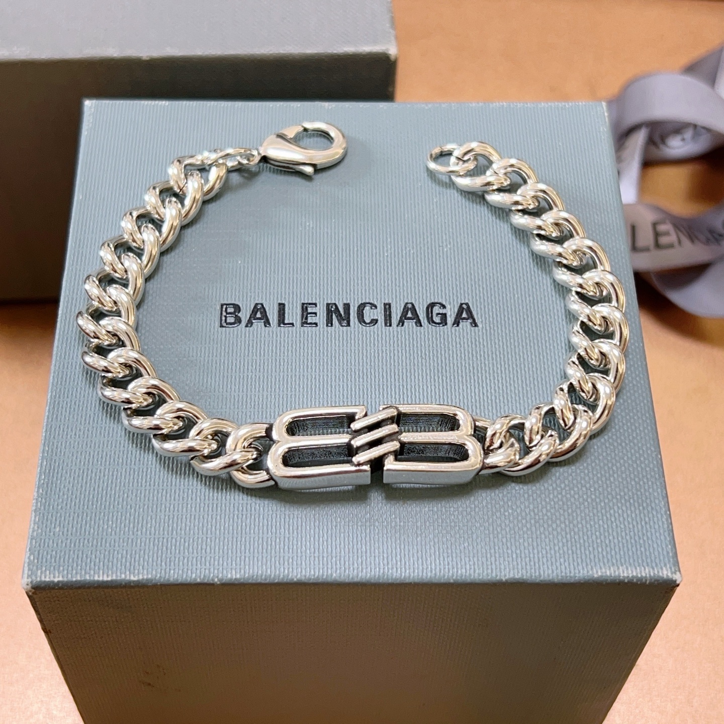 NO:590143,Batch. Original new product Balenciaga Balenciaga Bracelet Counter Same Balenciaga Bracelet Men's hot model shipped Unique design avant-garde A must-have for men and women!  Size 18.20.22.24cm, fine jewelry, balenciaga, balenciaga, bracelet19860909批. 原单货新品 巴黎世家 Balenciaga手链专柜一致巴黎世家手链 男士火爆款出货 设计独特 前卫 男女必备！码数18.20.22.24cm,饰品精品,balenciaga,balenciaga,bracelet,Jewelry